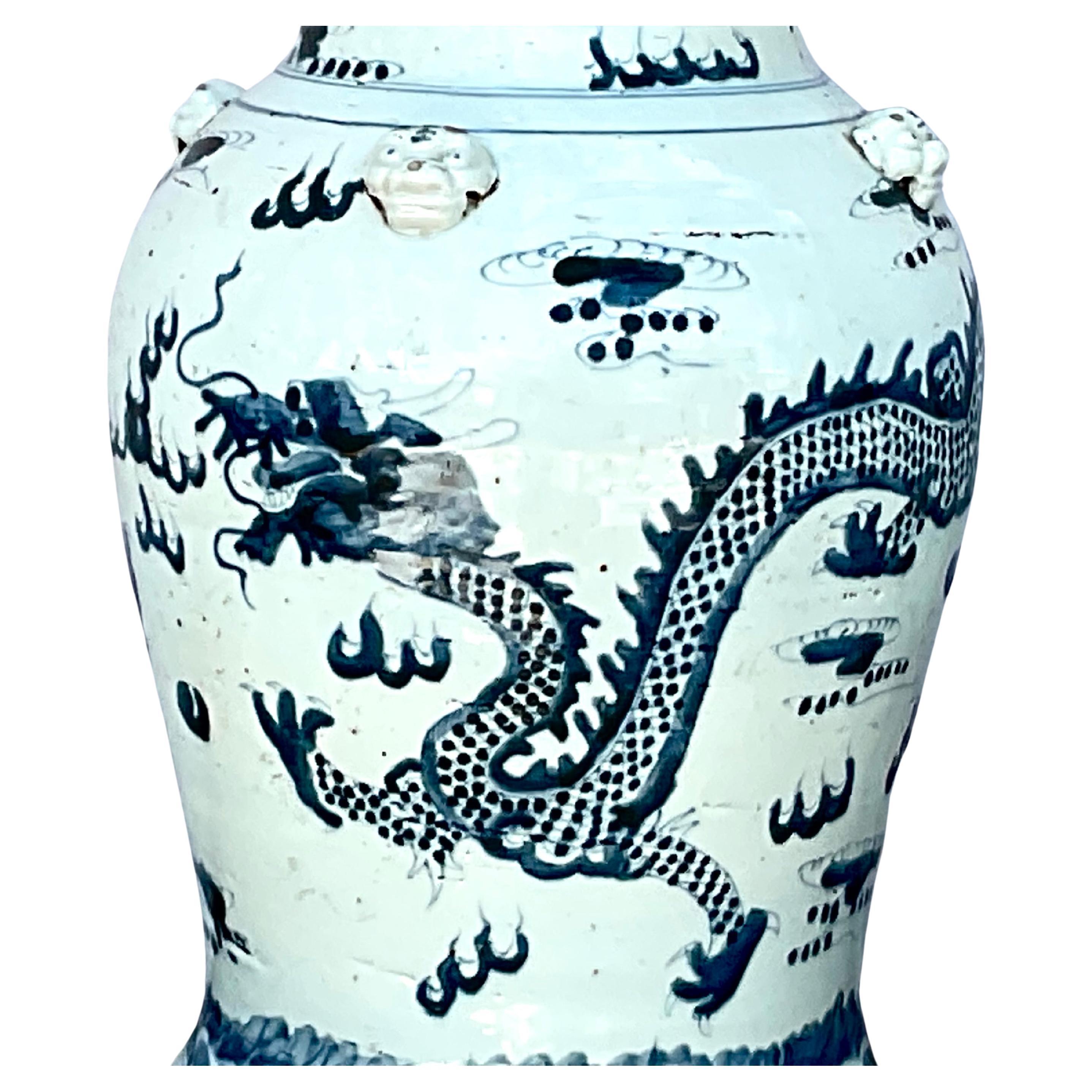 Barattoli cinesi in porcellana bianca e blu con coperchio - Una coppia In condizioni buone in vendita a Bradenton, FL