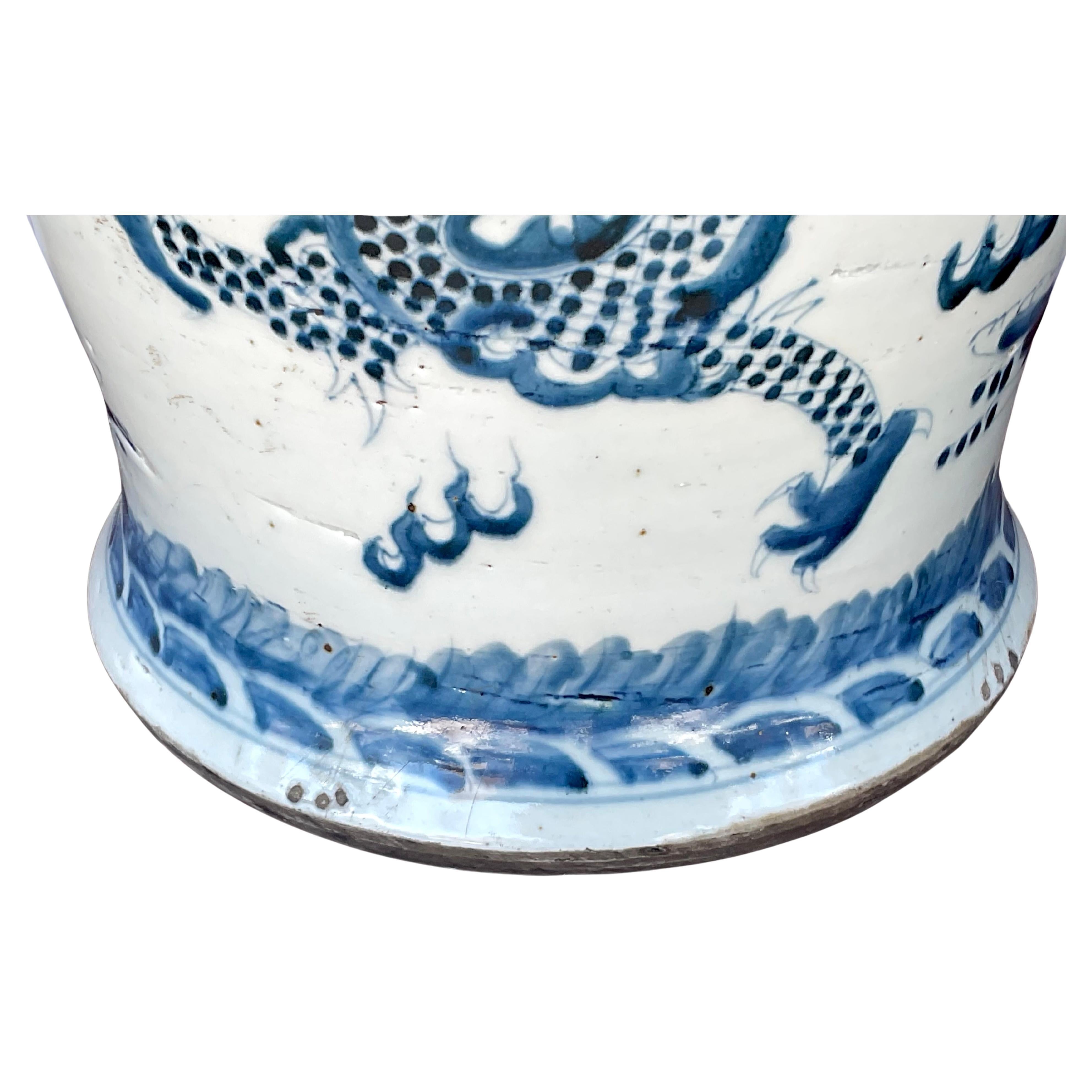 XIX secolo Barattoli cinesi in porcellana bianca e blu con coperchio - Una coppia in vendita