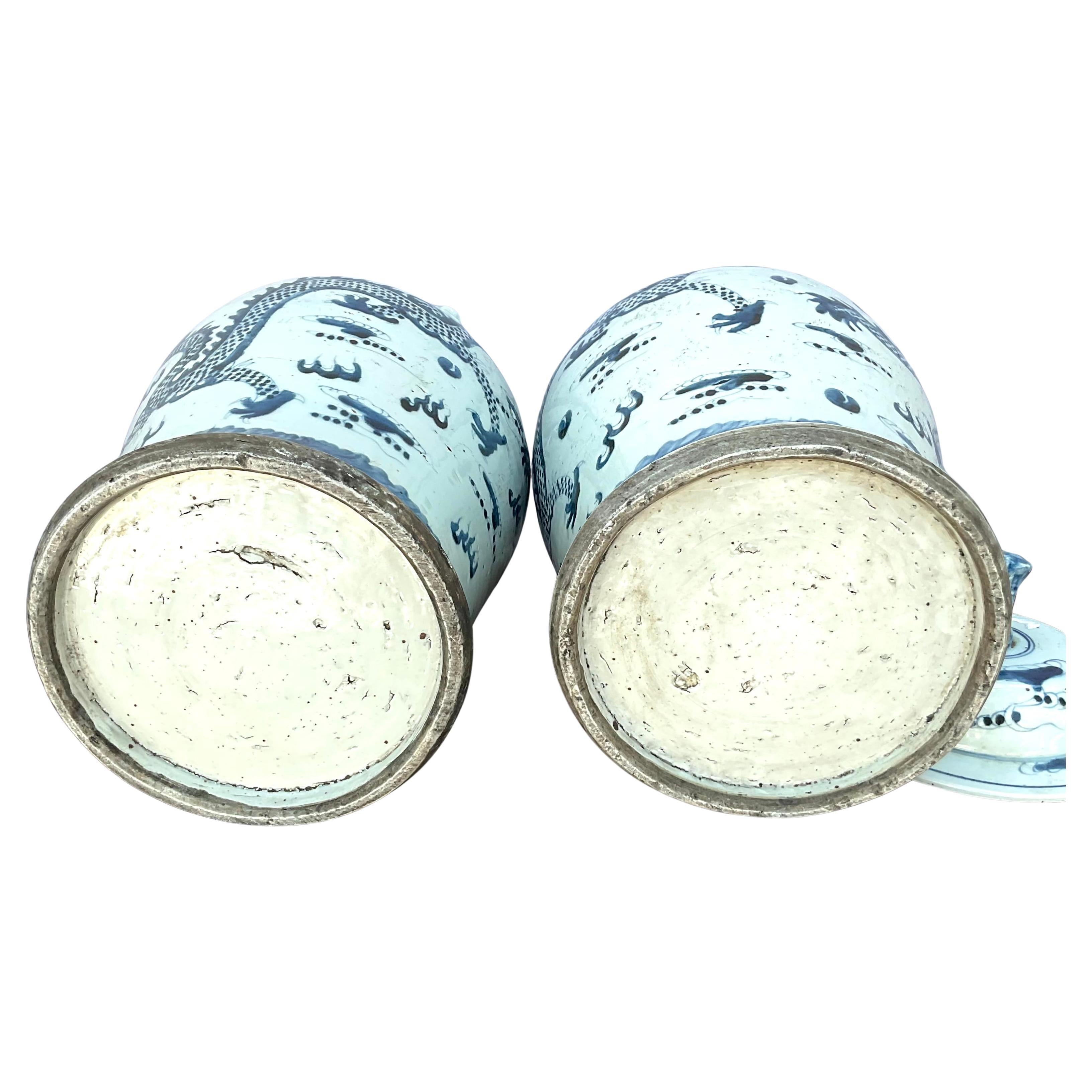 Barattoli cinesi in porcellana bianca e blu con coperchio - Una coppia in vendita 1