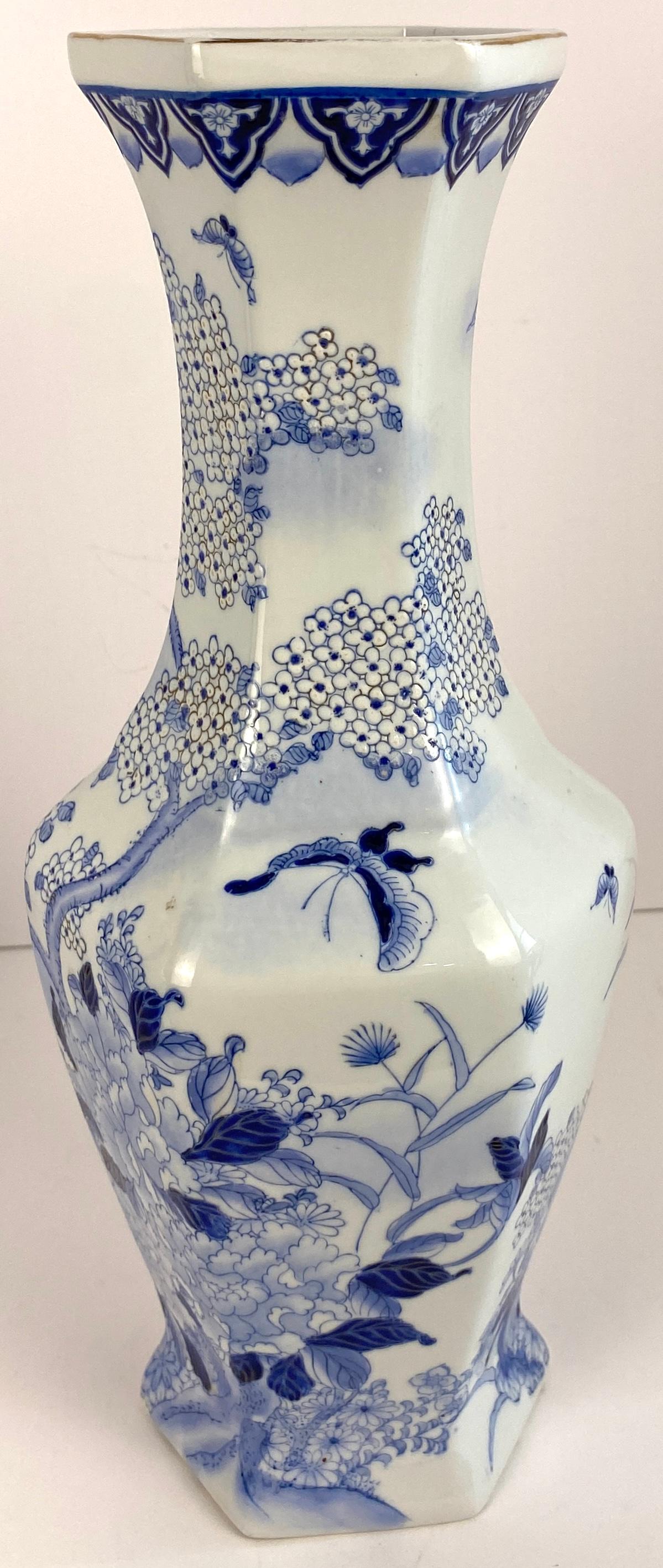Ein hochwertiges Paar chinesischer Vasen aus blauem und weißem Porzellan. Diese Vasen zeichnen sich durch ihre komplizierten, in Blau gemalten Motive auf einem strahlend weißen Porzellangrund aus. Zu den üblichen Motiven gehören Blumenrollen, Vögel