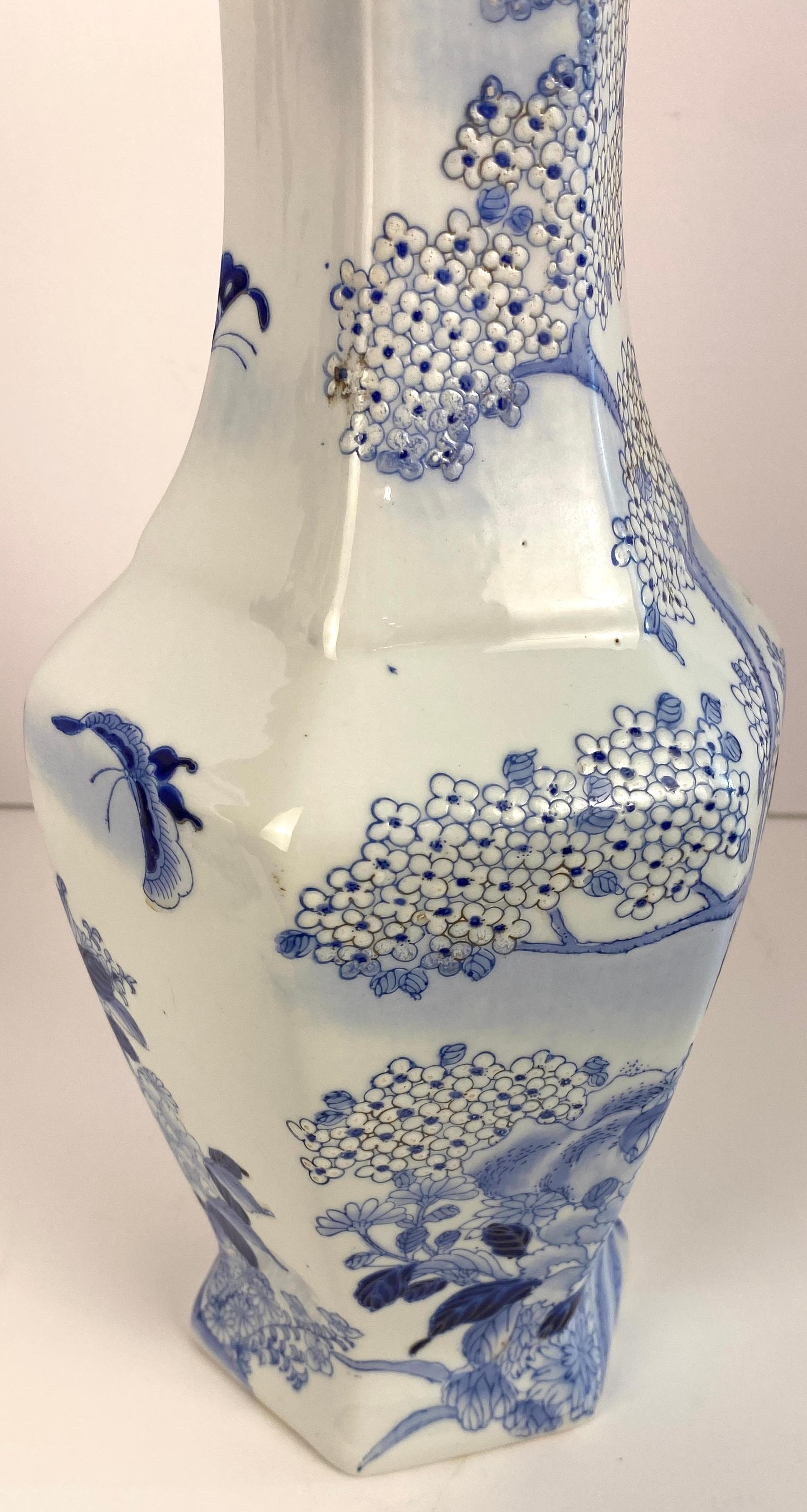 Chinesisches Blau-Weiß-Porzellan Jingdezhen-Landschaftsvasen im Angebot 1