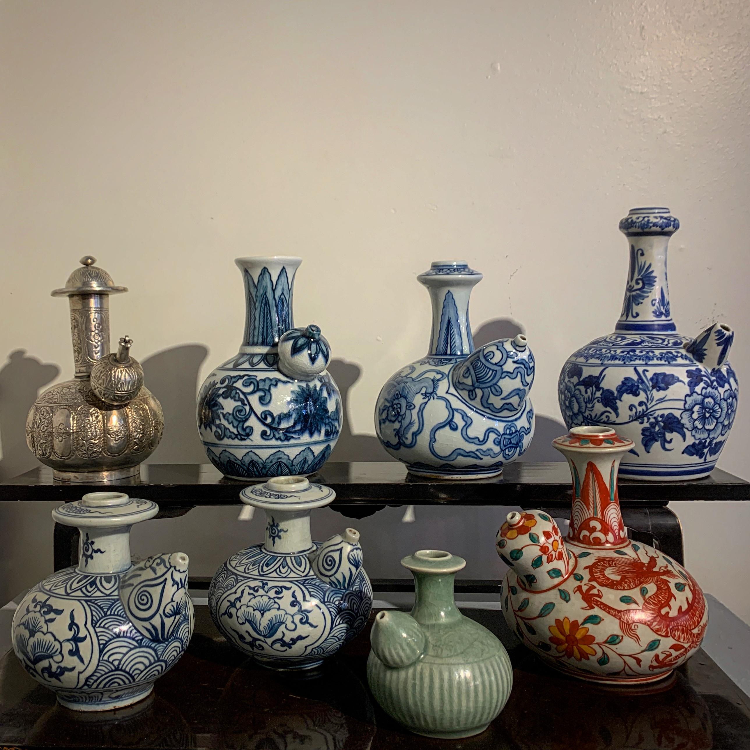 Porcelaine chinoise Kendi bleue et blanche, période de transition, 17e siècle, Chine en vente 3