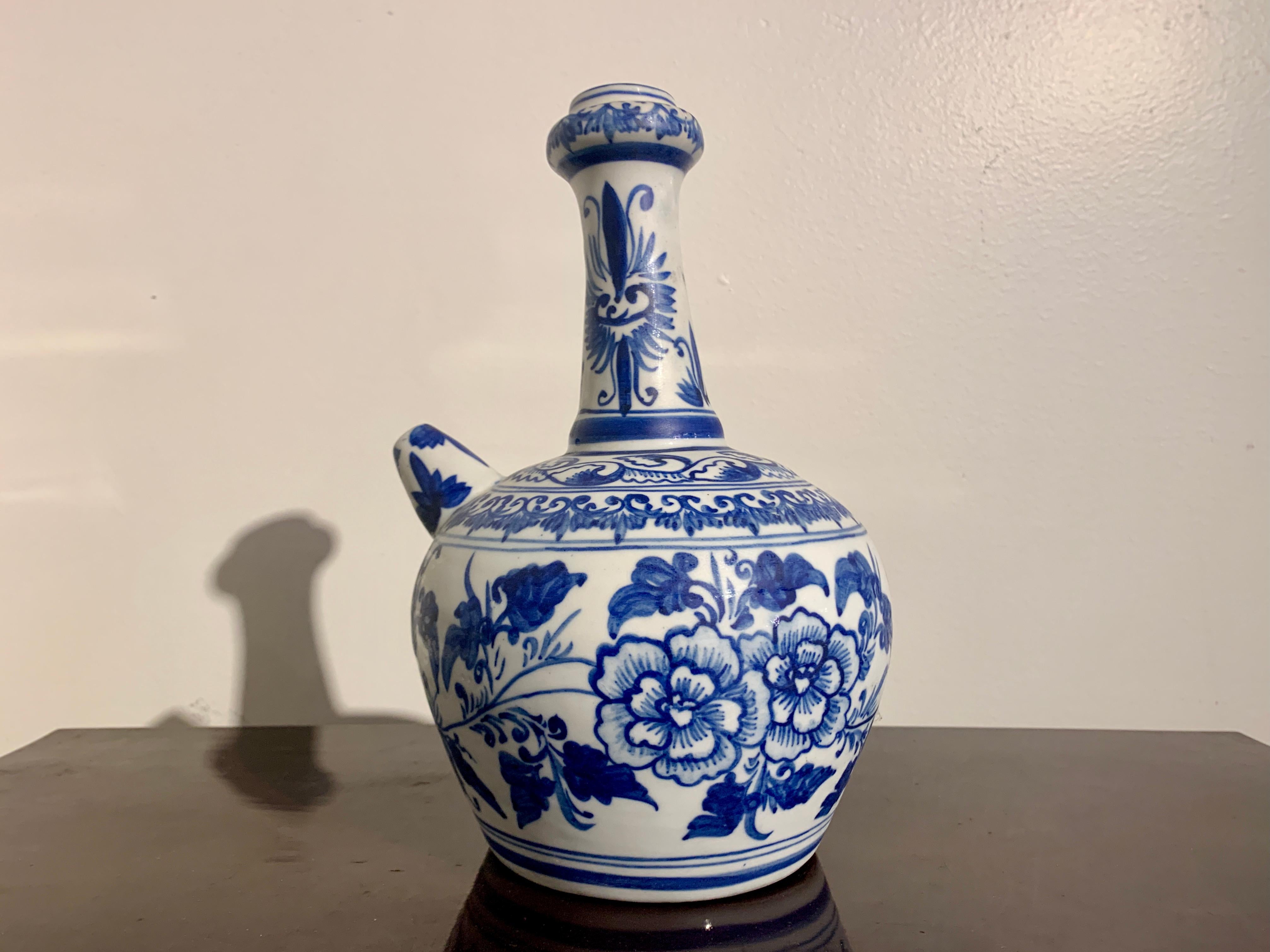 Qing Porcelaine chinoise Kendi bleue et blanche, période de transition, 17e siècle, Chine en vente