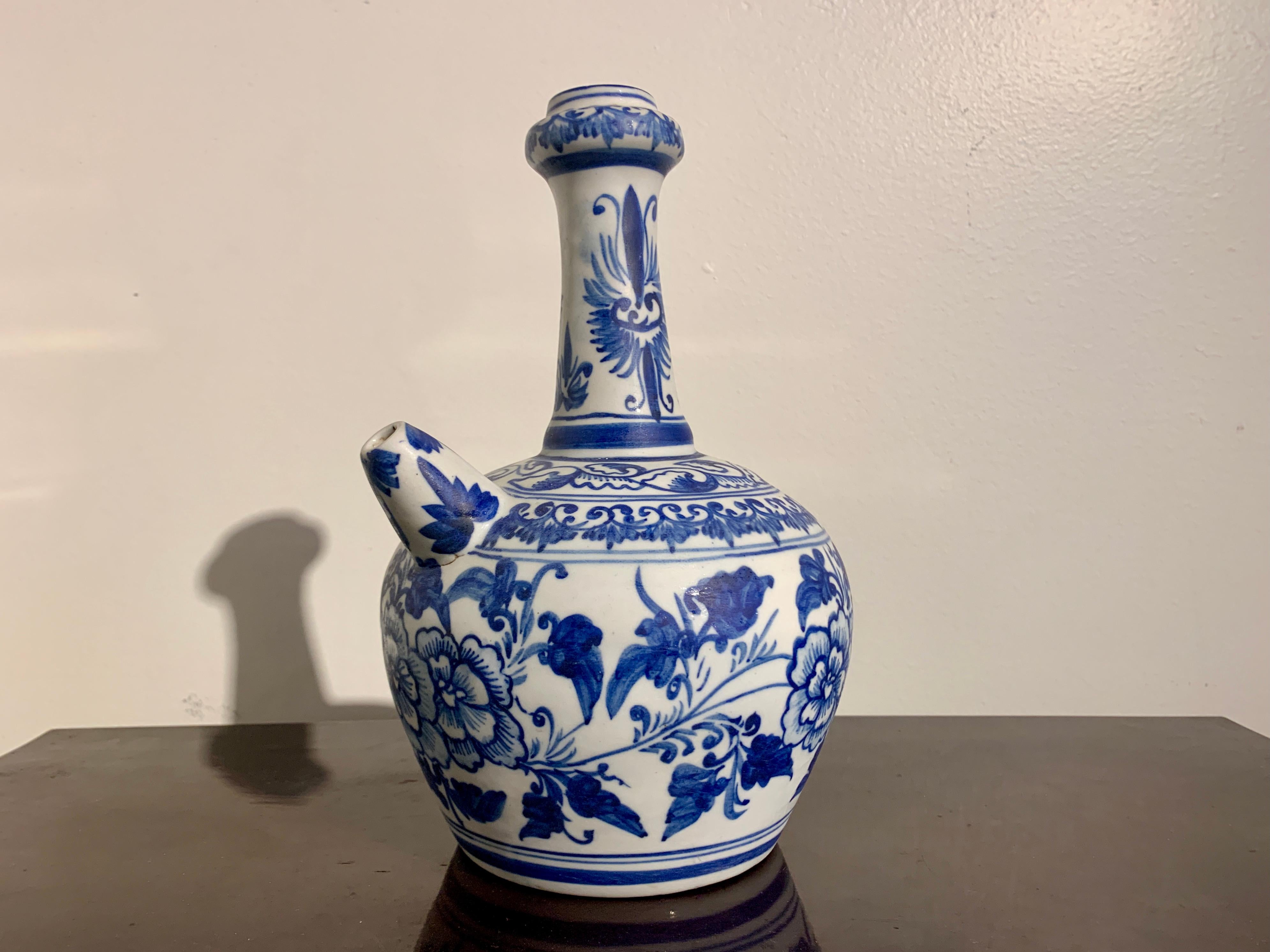 Chinois Porcelaine chinoise Kendi bleue et blanche, période de transition, 17e siècle, Chine en vente