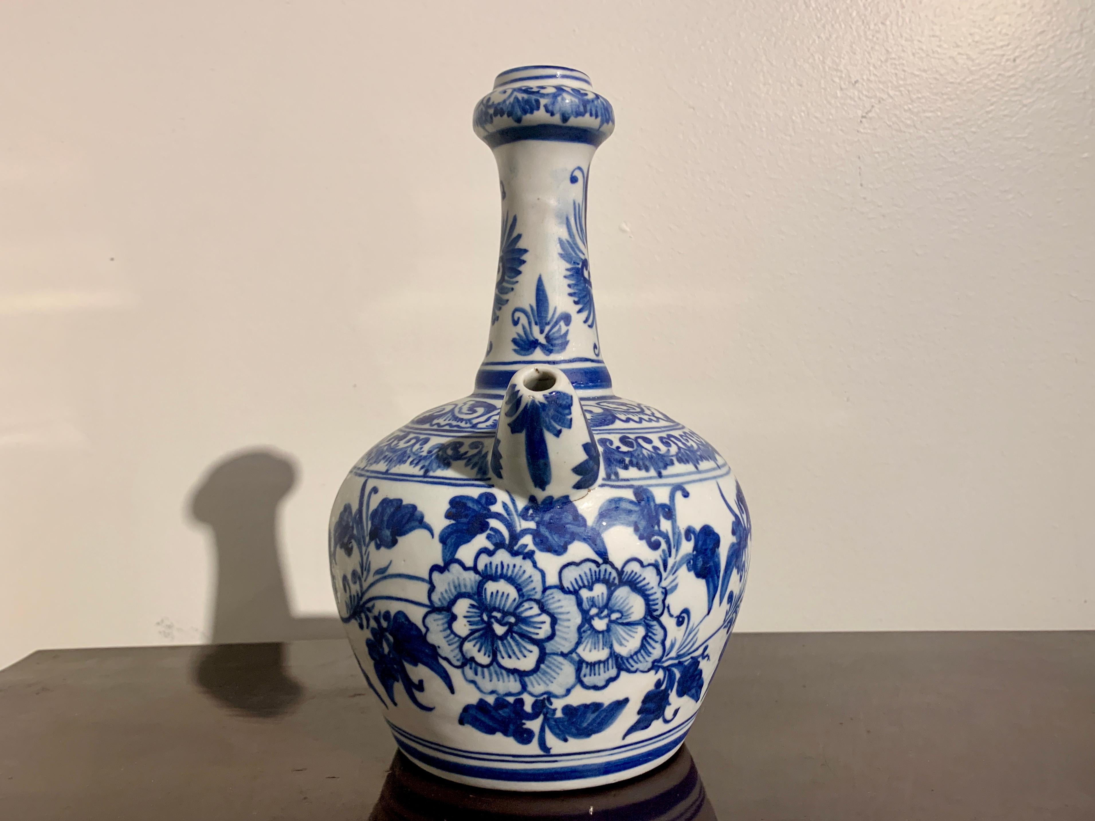 Vernissé Porcelaine chinoise Kendi bleue et blanche, période de transition, 17e siècle, Chine en vente
