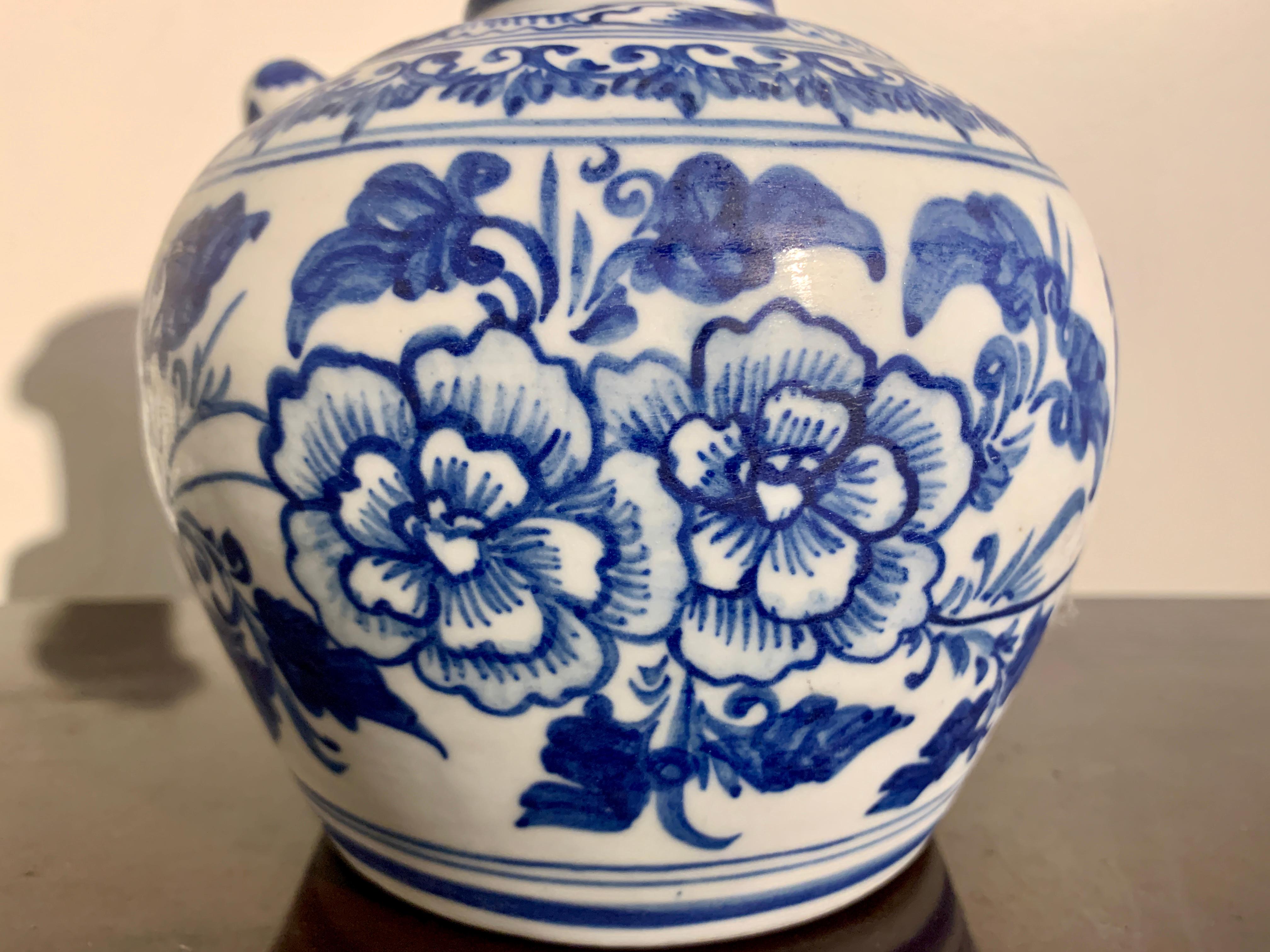 Qing Chinese Blue and White Porcelain Kendi, Transitional Period, 17th Century, China For Sale