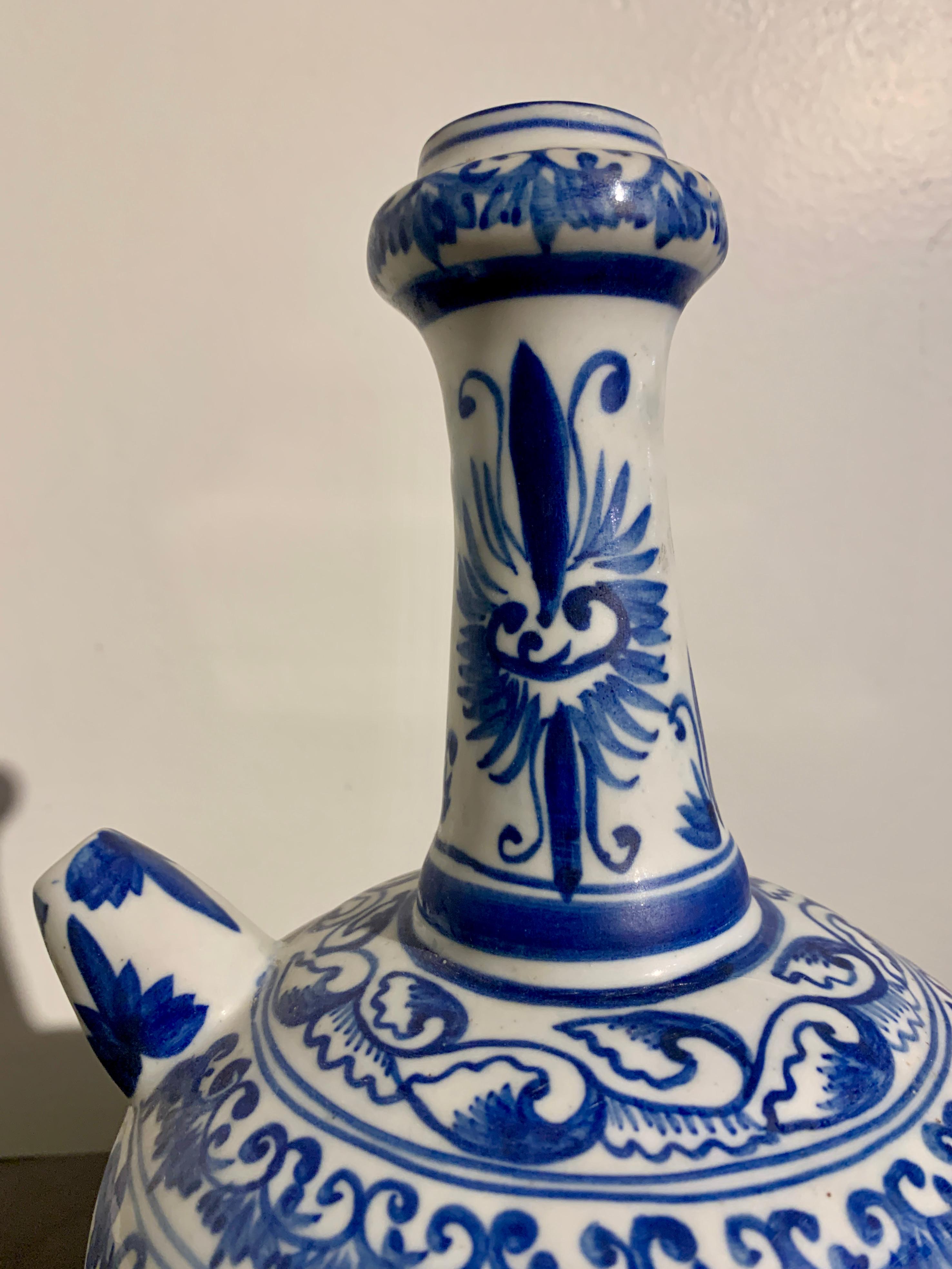Porcelaine chinoise Kendi bleue et blanche, période de transition, 17e siècle, Chine en vente 2