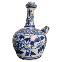 Porcelaine chinoise Kendi bleue et blanche, période de transition, 17e siècle, Chine