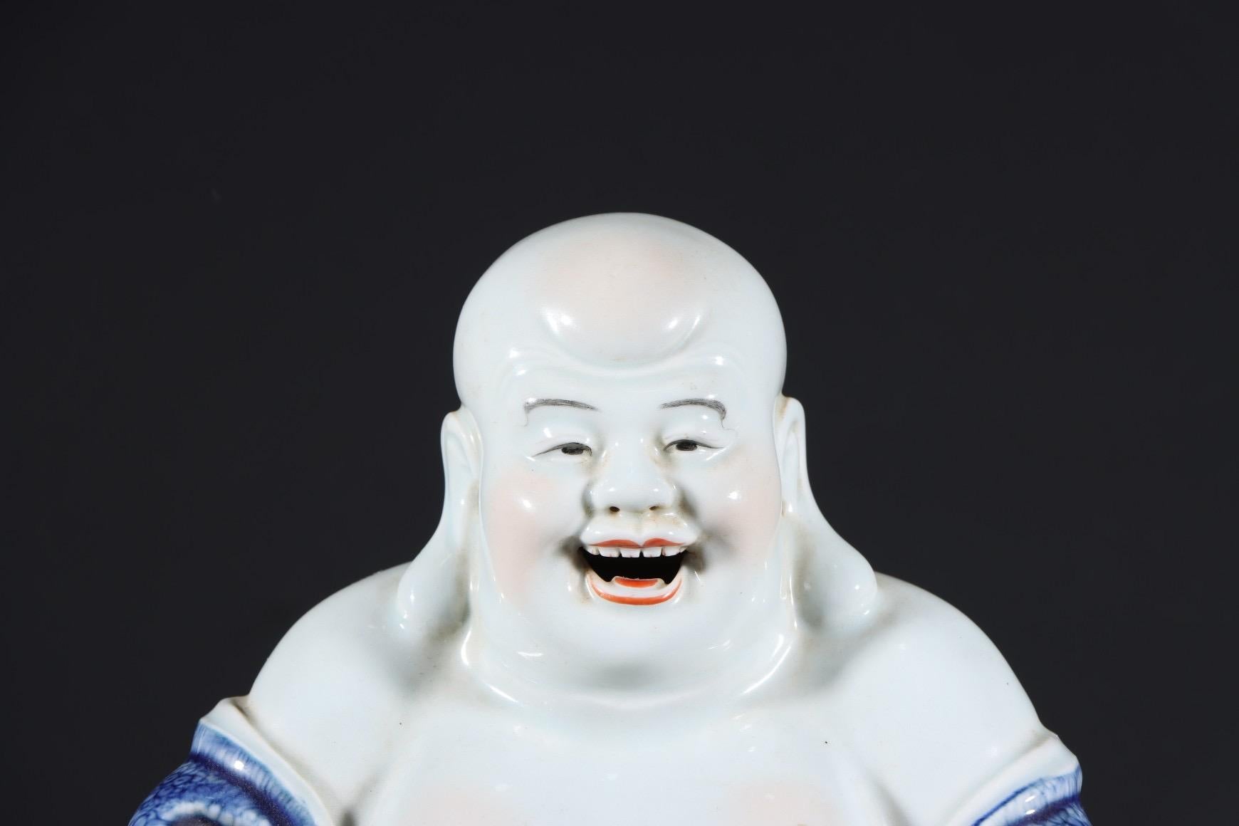 Vintage Chinese Blue and White Porcelain Laughing Buddha Statue In Fair Condition For Sale In 景德镇市, CN