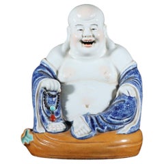 Estatua china vintage de porcelana azul y blanca de Buda riendo