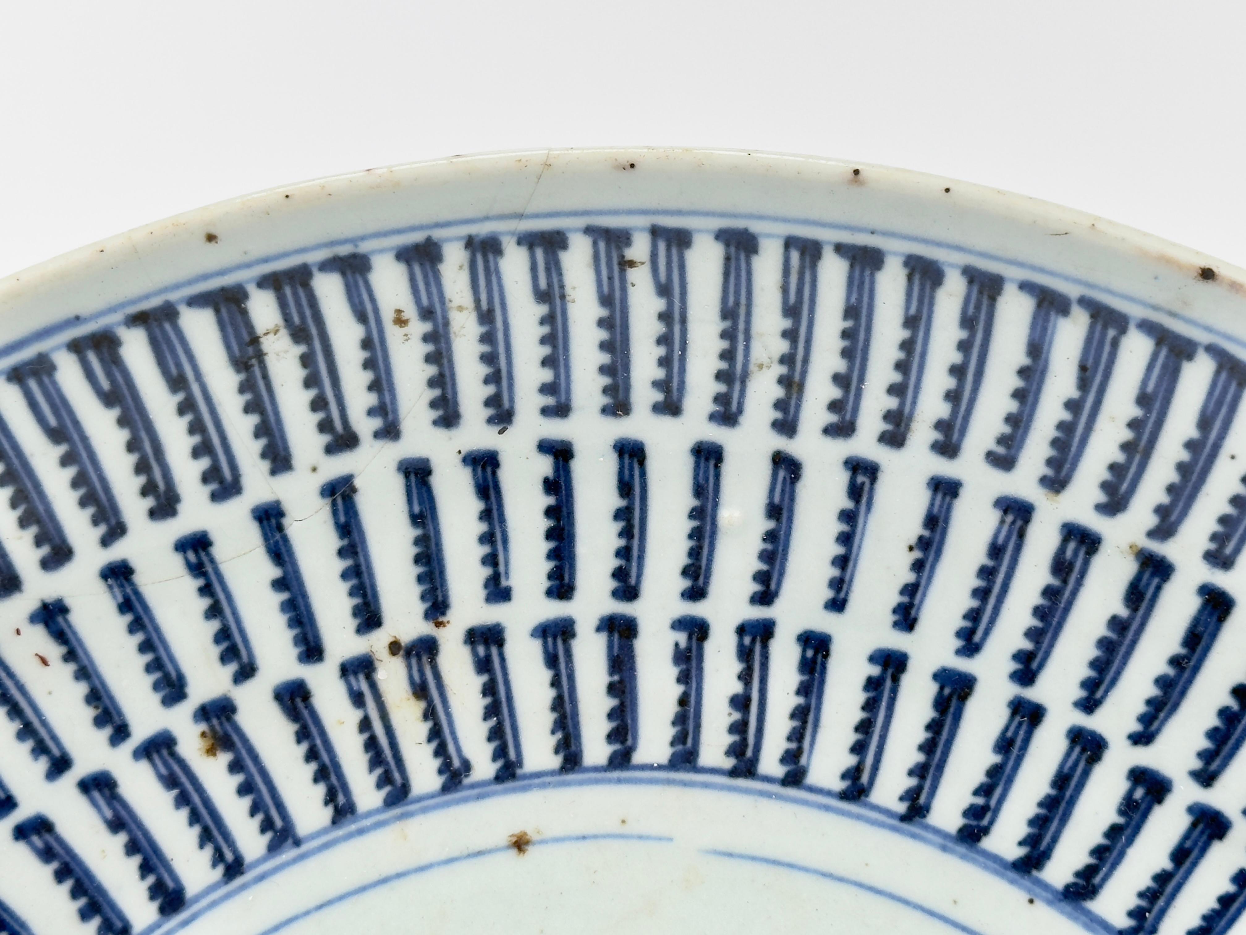 Langelebigkeitsschale aus blauem und weißem Porzellan, Qing-Periode (18-19. Jahrhundert) (Glasiert) im Angebot