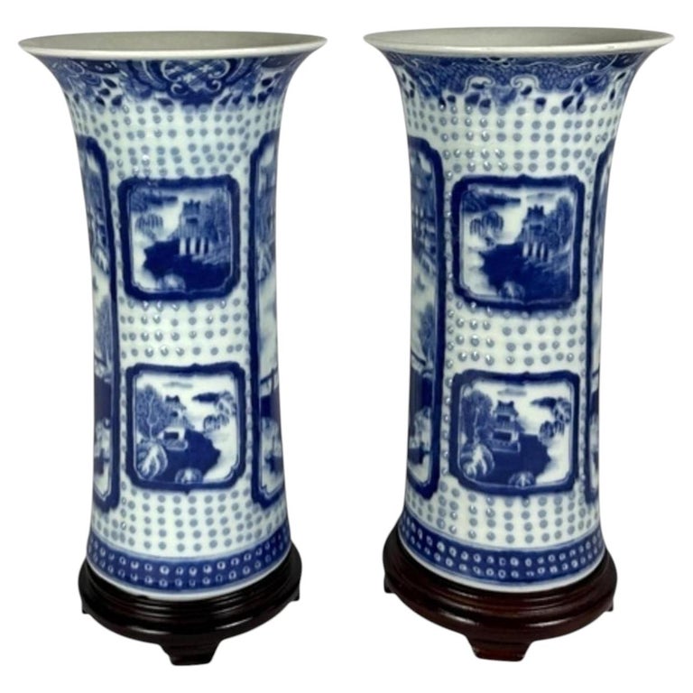 Ein Paar chinesische blau-weiße Porzellan-Kaminvasen mit Landschaftsmotiven im Angebot bei 1stDibs Deutschland