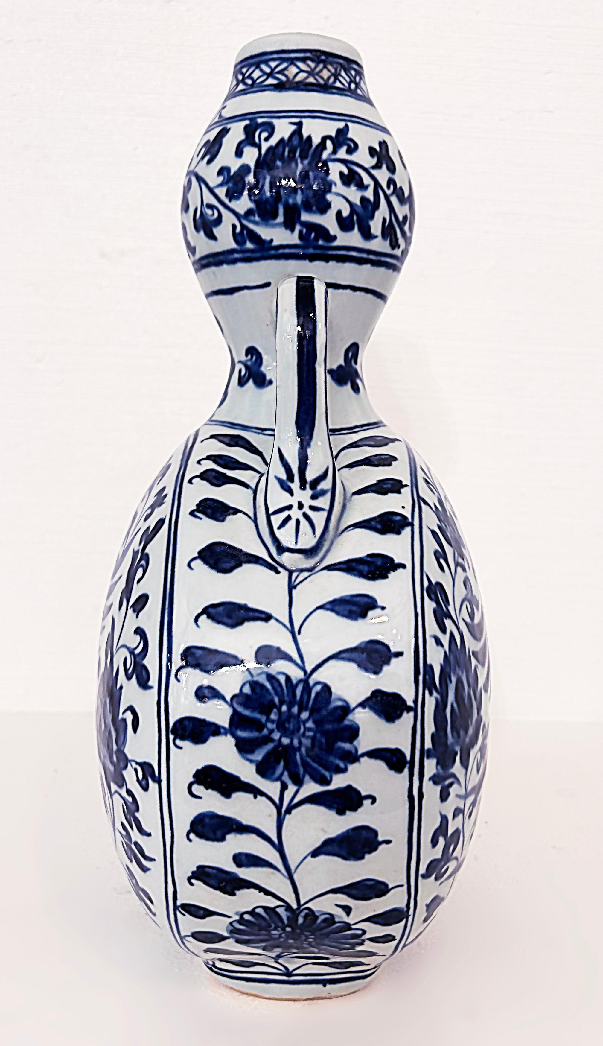 Chinese Blue and White Porcelain Phoenix Bird Vase with Handles In Good Condition In Miami, FL