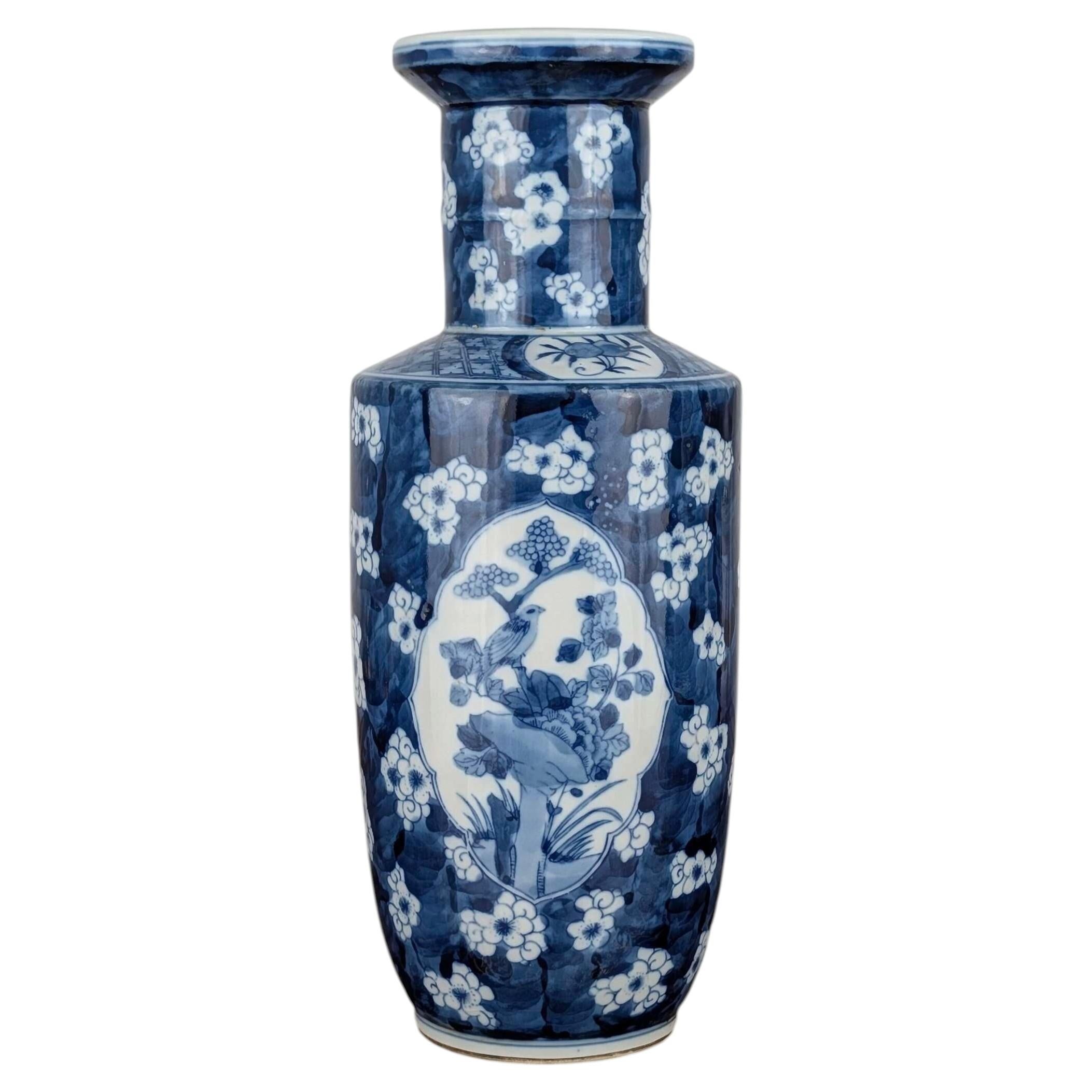 Chinesische blau-weiße Porzellanvase Prunus Rouleau, Kangxi, Ende 19.