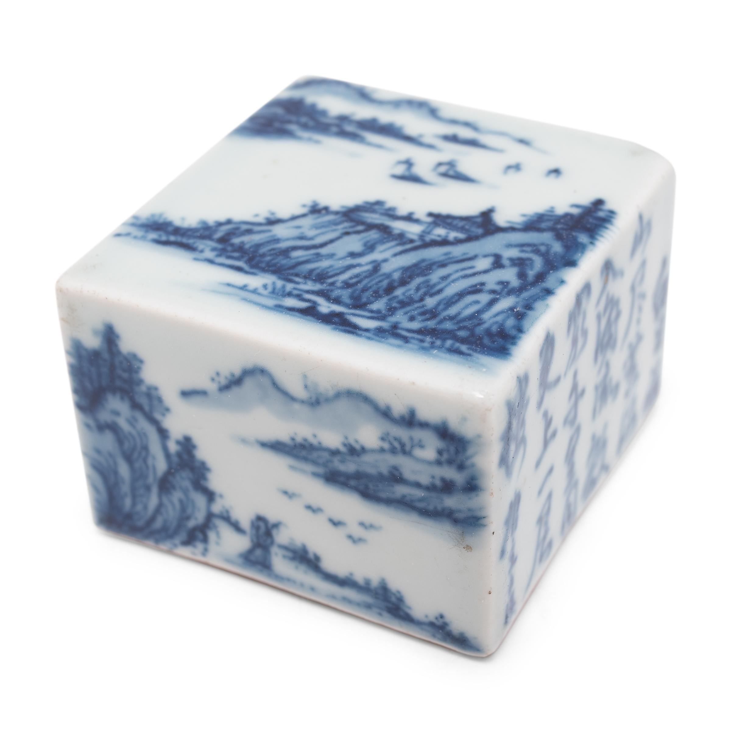 Ce petit bloc de porcelaine recrée les sceaux personnalisés utilisés pour signer des documents importants sous les dynasties Ming et Qing. Également appelés 