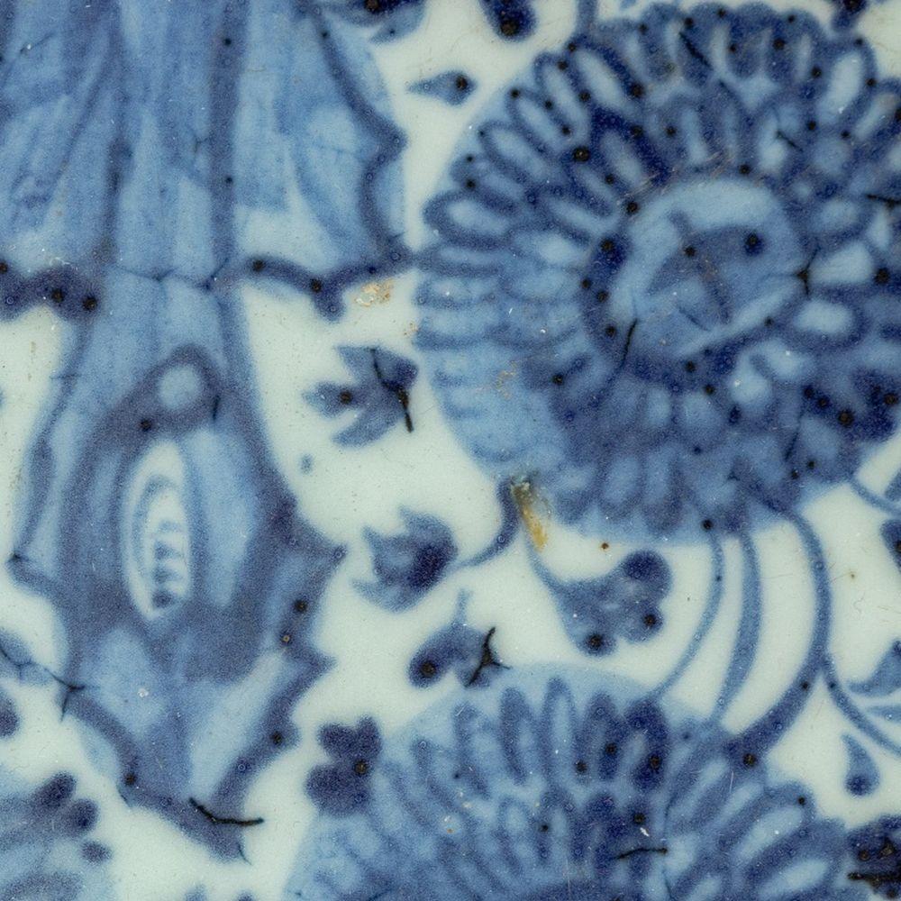 Bol peu profond en porcelaine chinoise bleue et blanche, avec motif floral et de vigne. 1,5