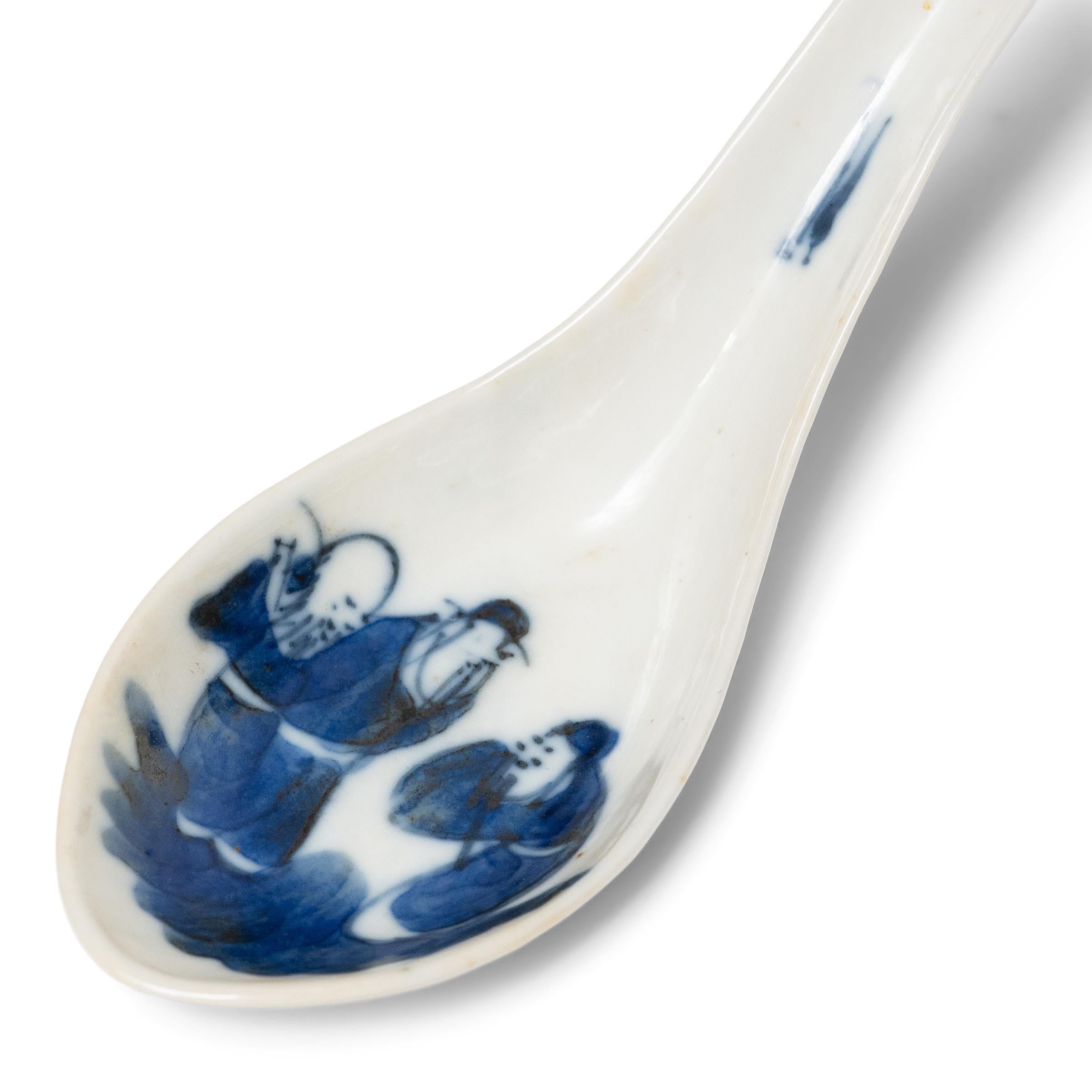 Exemple délicat de la pratique ancestrale de la céramique bleu et blanc, cette cuillère à soupe en porcelaine du XIXe siècle était probablement utilisée comme ustensile de table quotidien. Utilisées en Chine dès la dynastie Shang (1600 - 1046