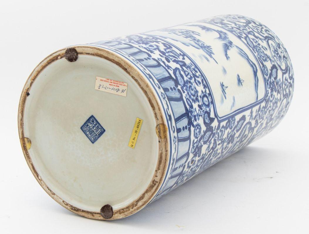 20ième siècle Stand de parapluie chinois en porcelaine bleue et blanche en vente