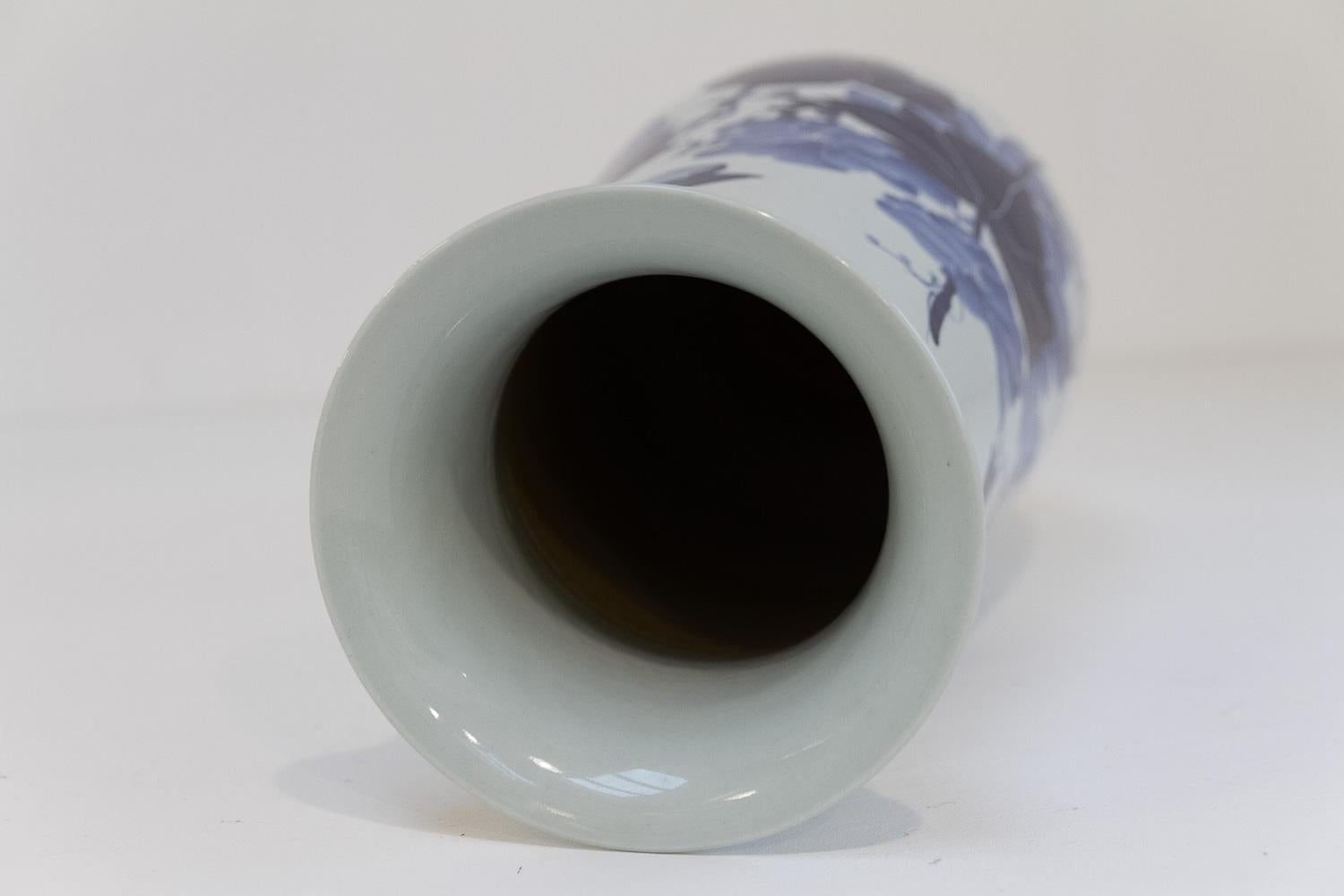 Vaso cinese in porcellana bianca e blu, anni '70. in vendita 3