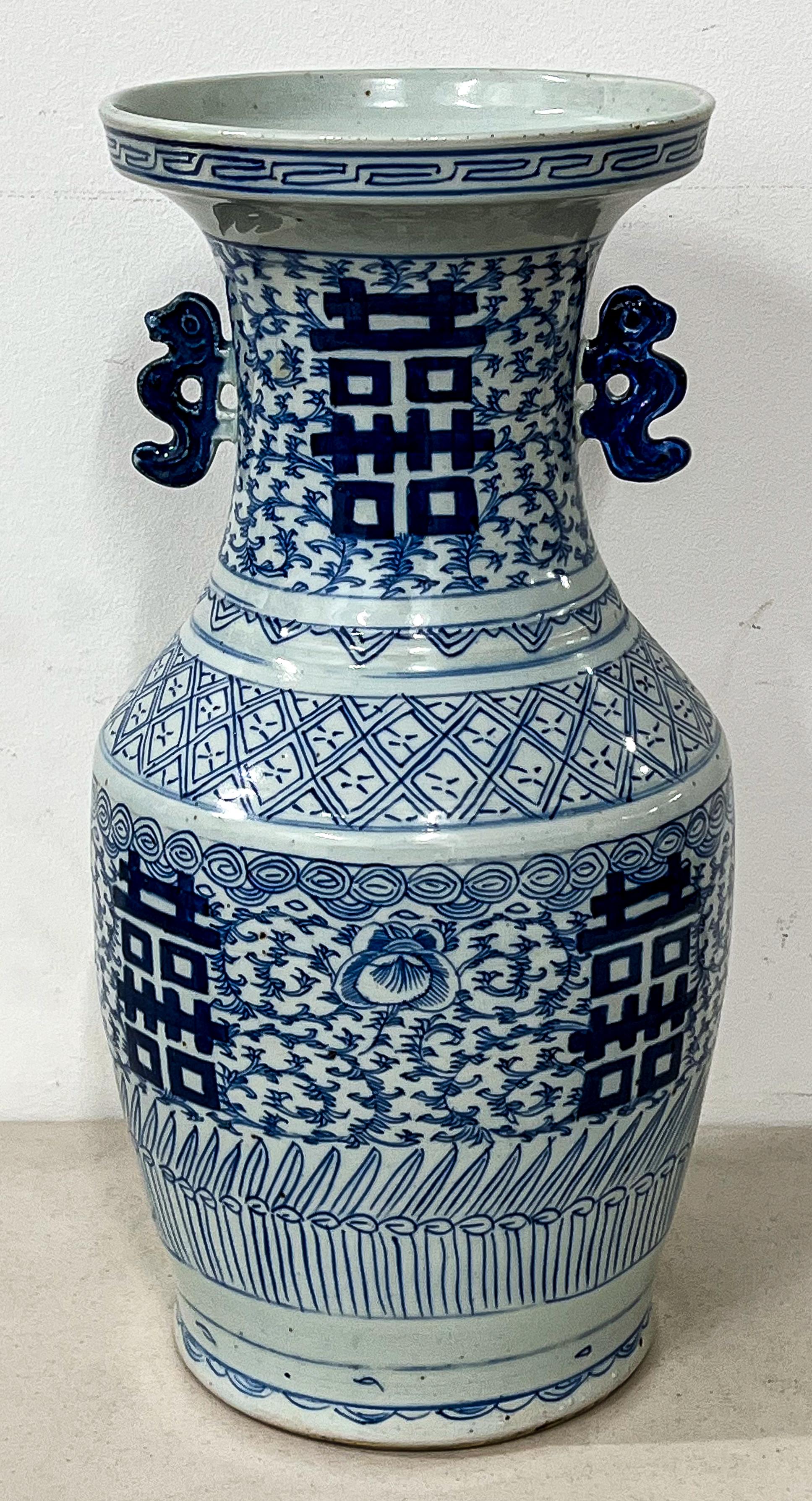 Chinesische Vase aus blauem und weißem Porzellan im Angebot 6
