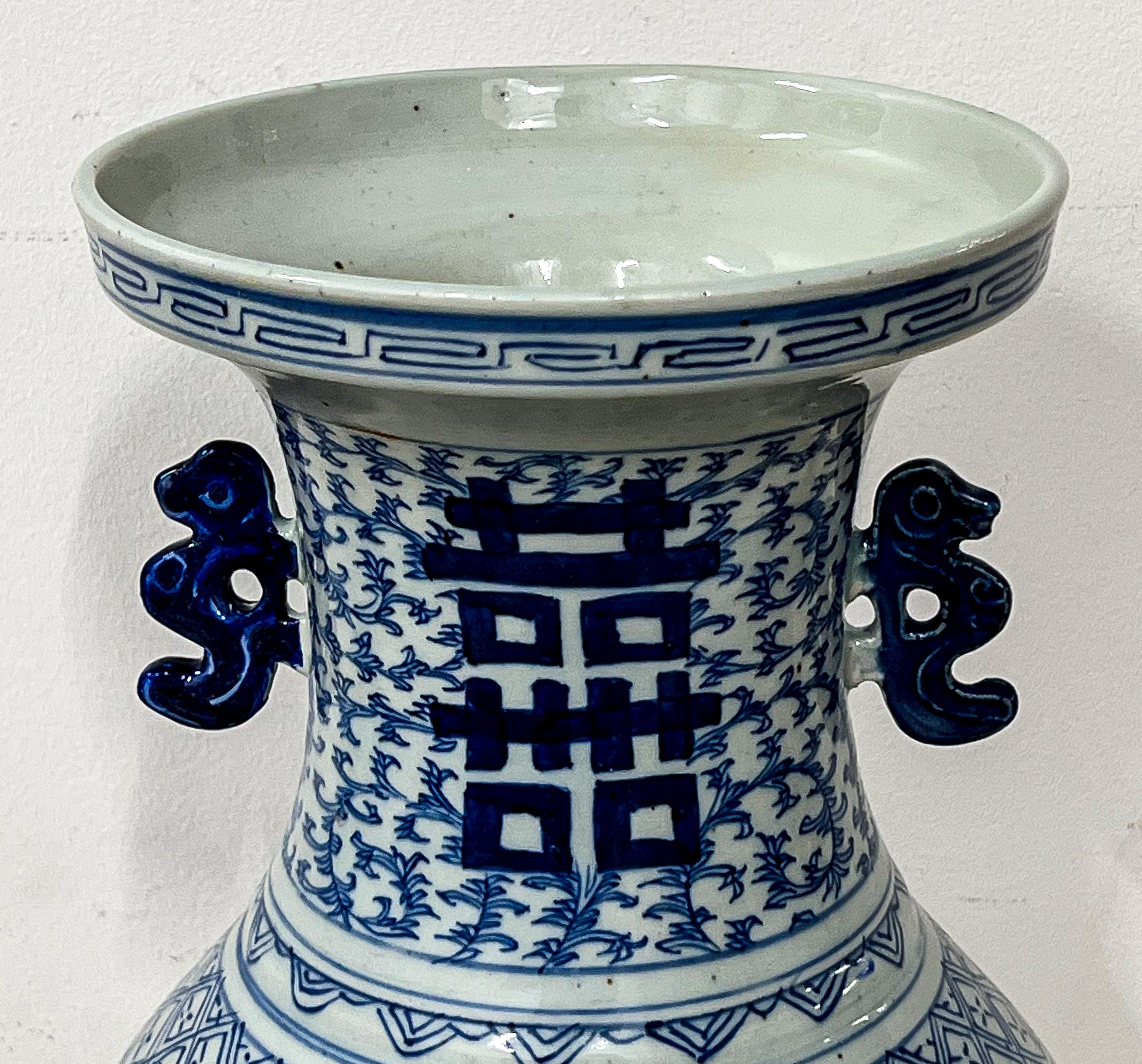 Chinesische Vase aus blauem und weißem Porzellan im Angebot 7