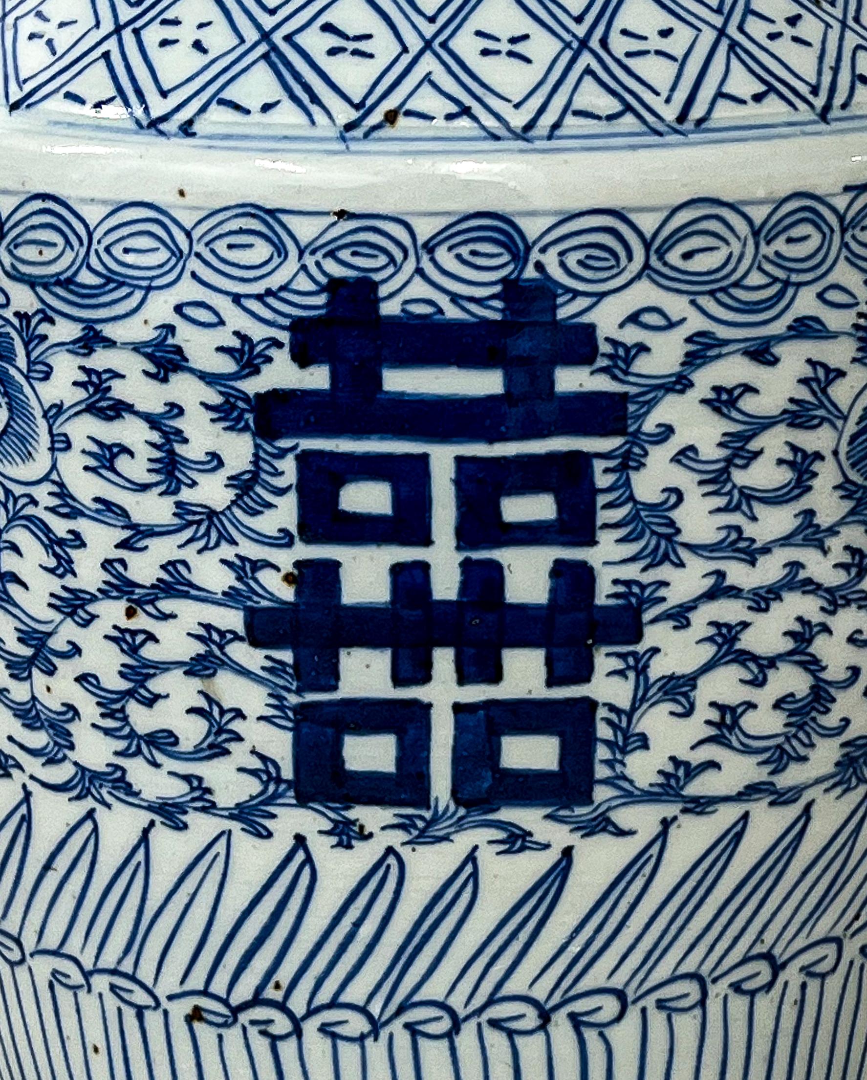 Chinesische Vase aus blauem und weißem Porzellan im Angebot 8