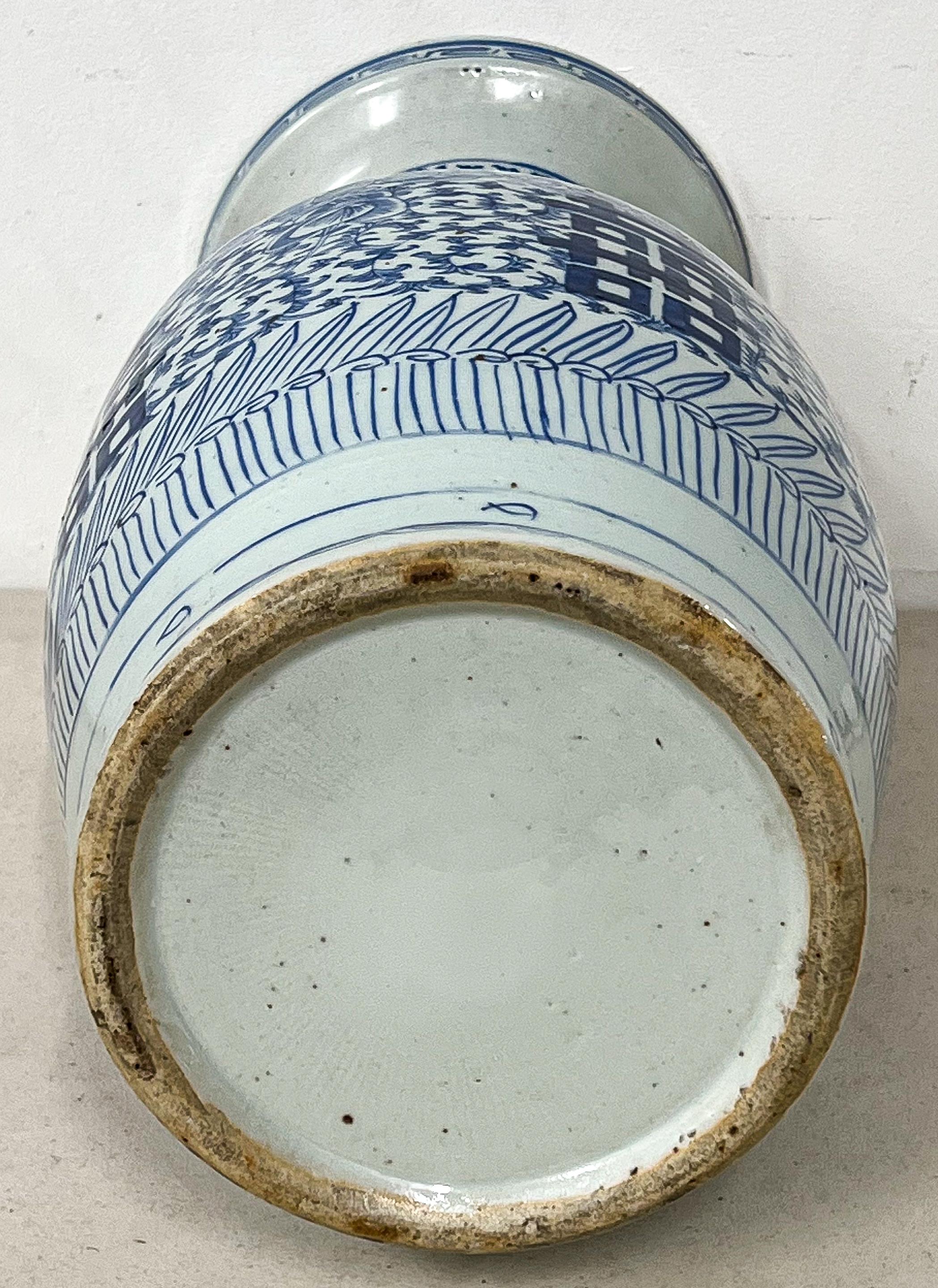 Chinesische Vase aus blauem und weißem Porzellan im Angebot 9