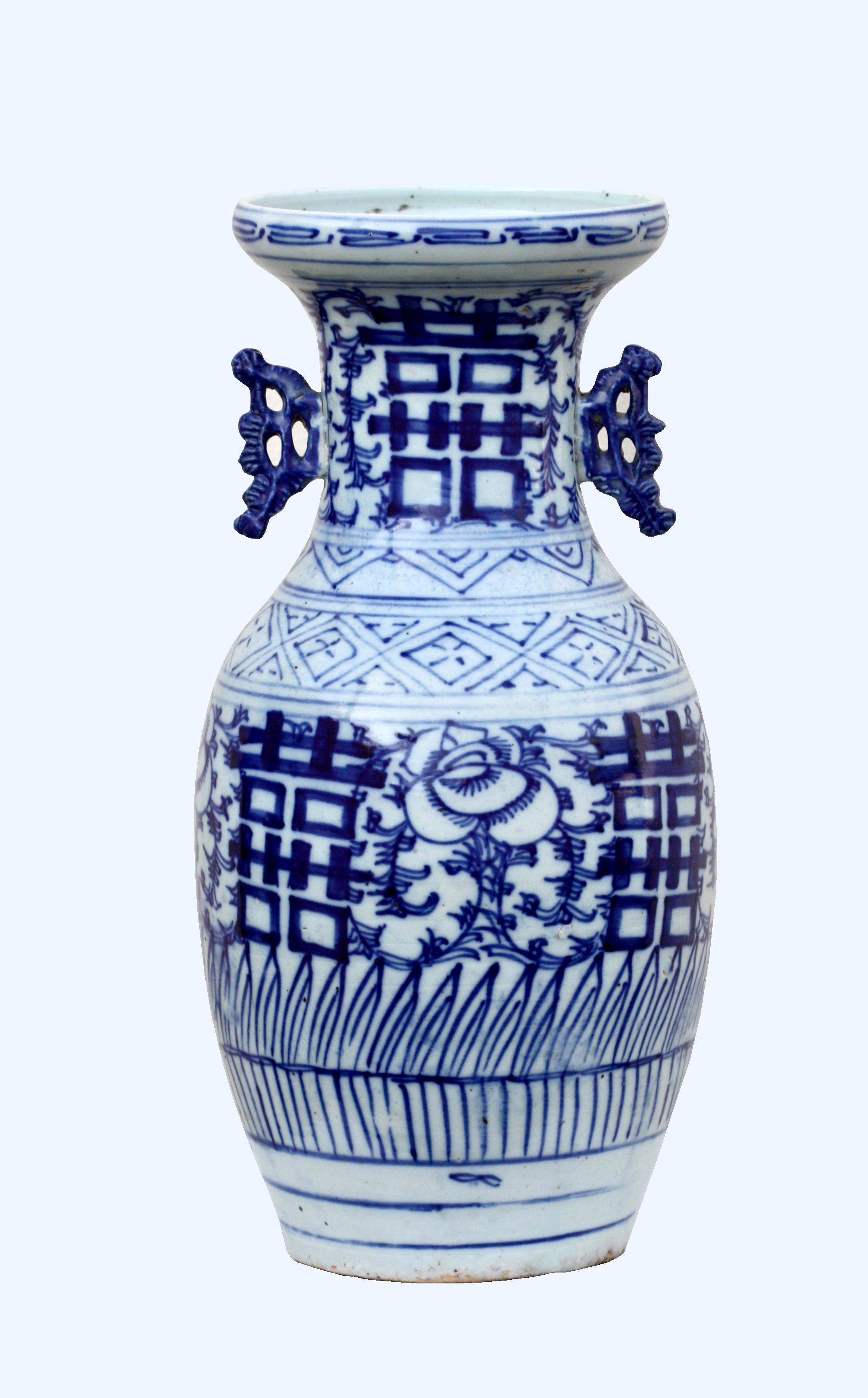 Chinese blue and white porcelain vase
Of baluster form, decorated with floral patterns, flanked by leaf formed handles.
Measure: Height 16 in. (40.64 cm.)