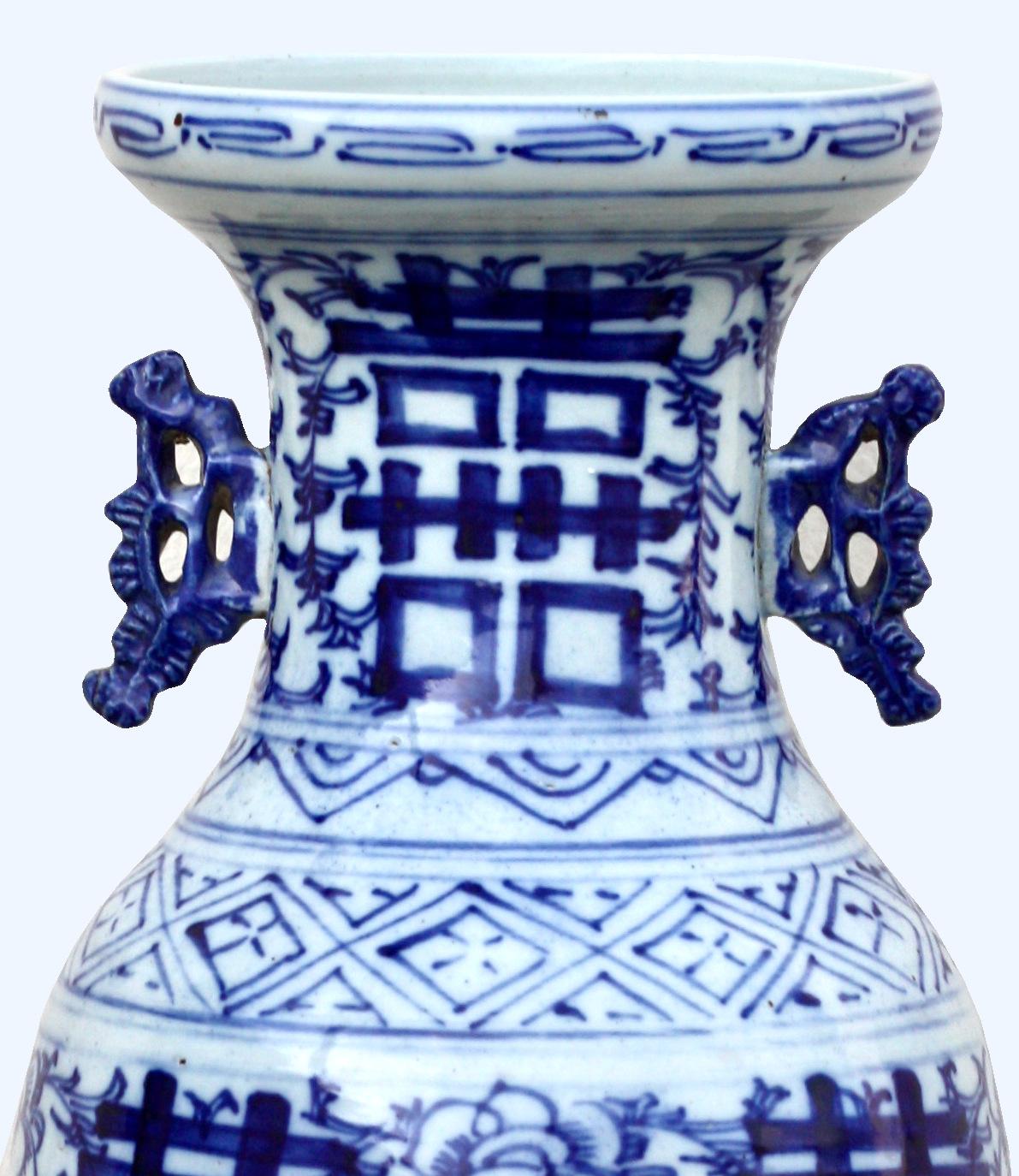 Vase chinois en porcelaine bleue et blanche Bon état - En vente à West Palm Beach, FL