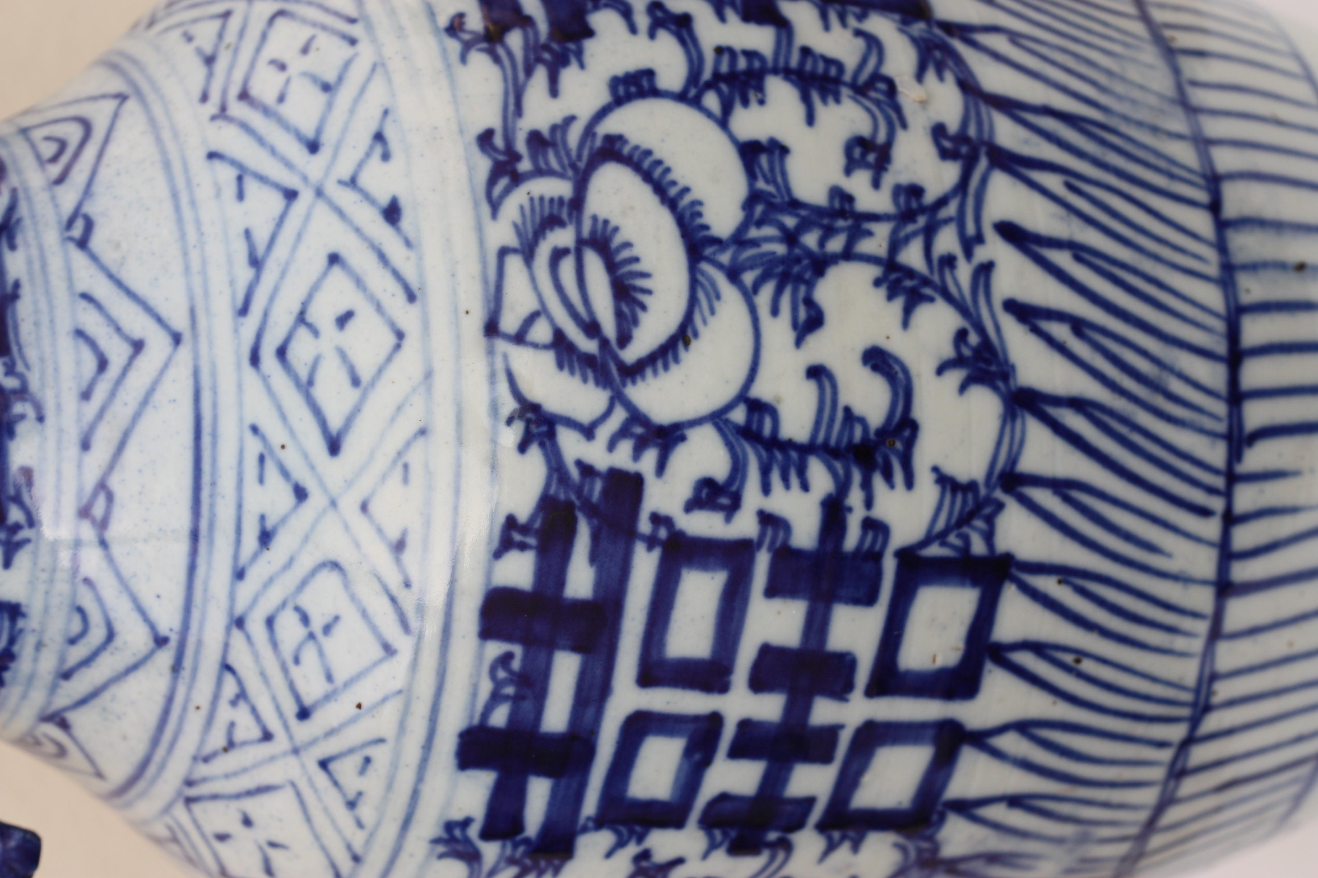 20ième siècle Vase chinois en porcelaine bleue et blanche en vente