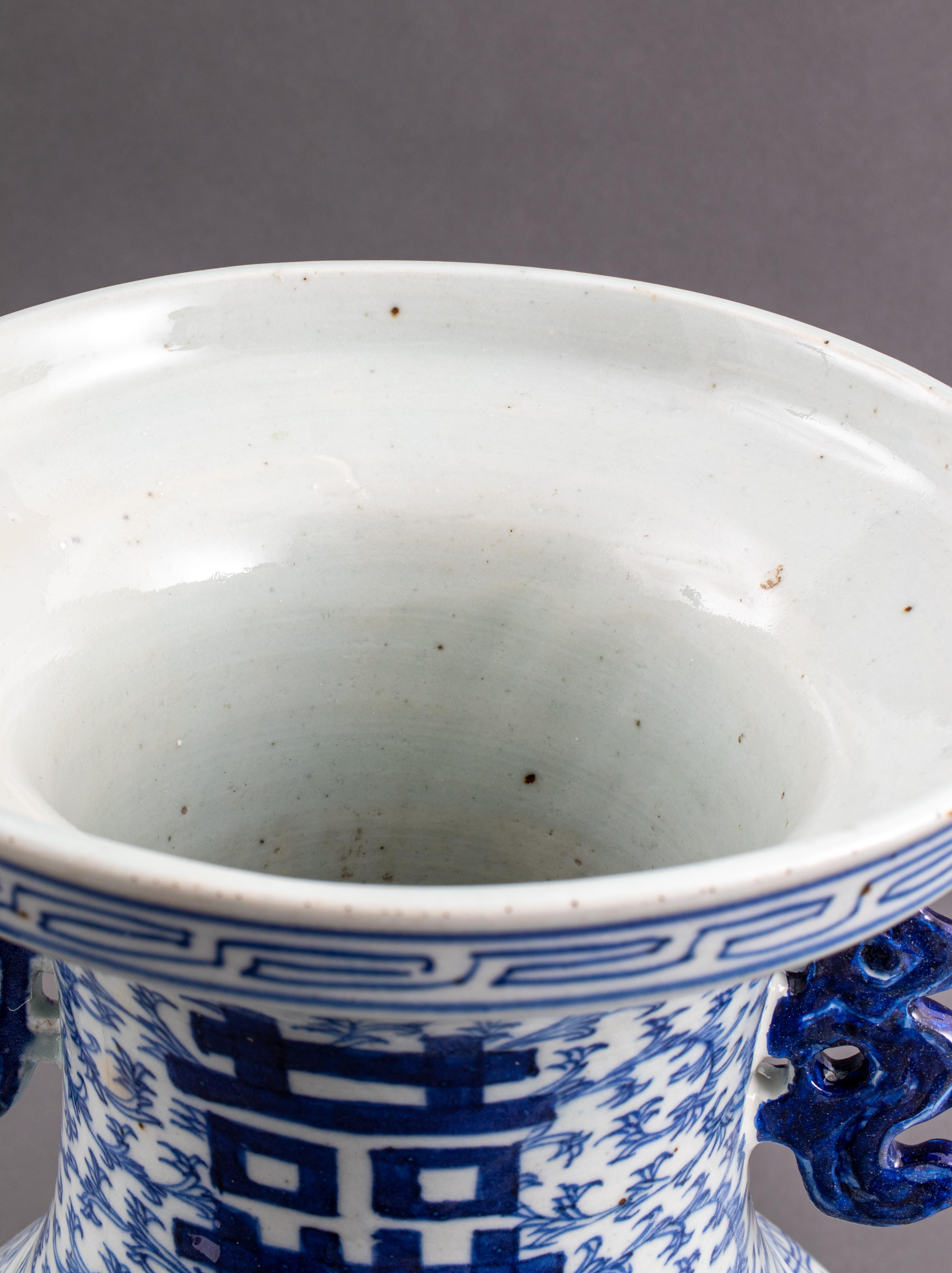 Chinesische Vase aus blauem und weißem Porzellan im Angebot 2