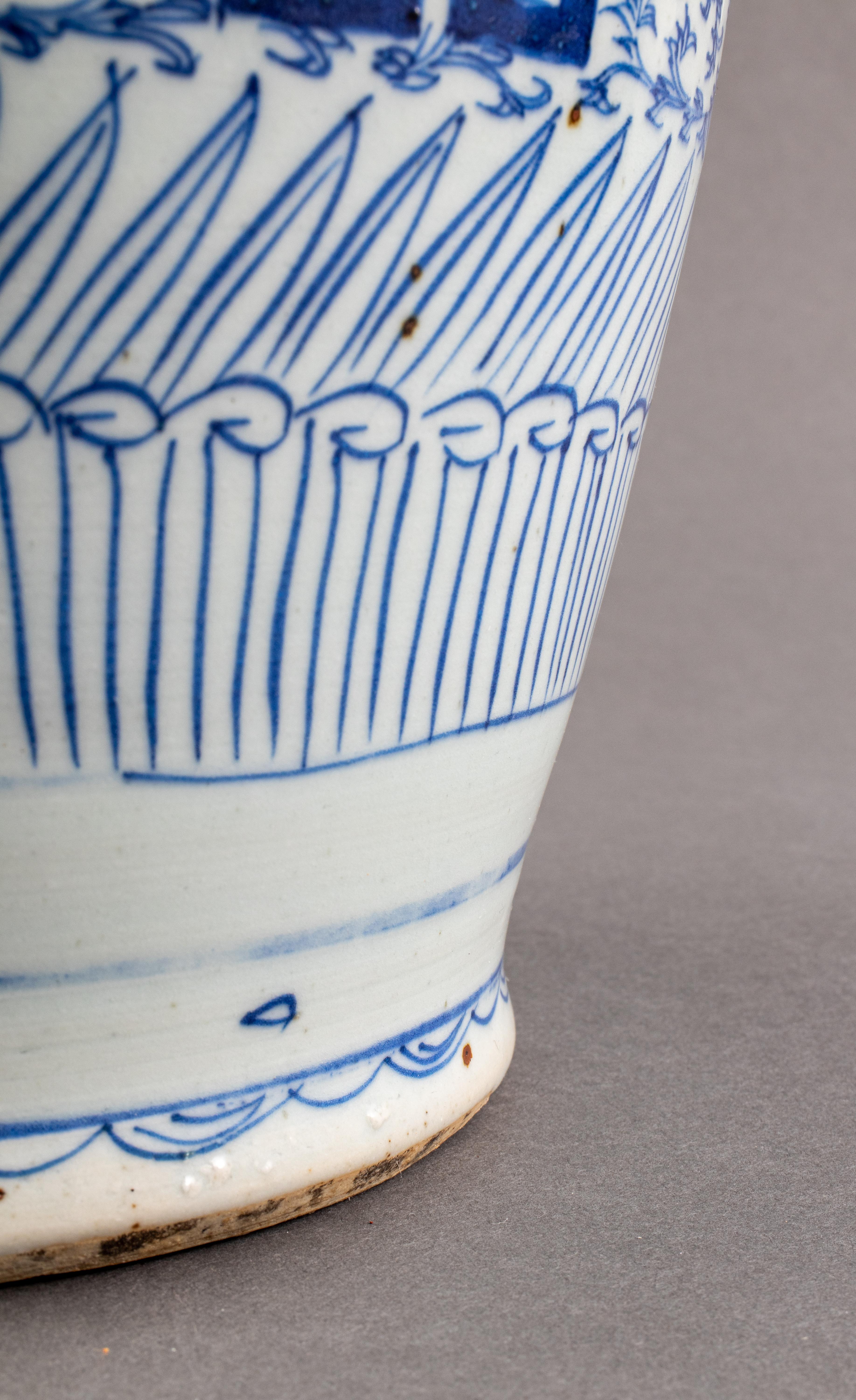 Chinesische Vase aus blauem und weißem Porzellan im Angebot 3