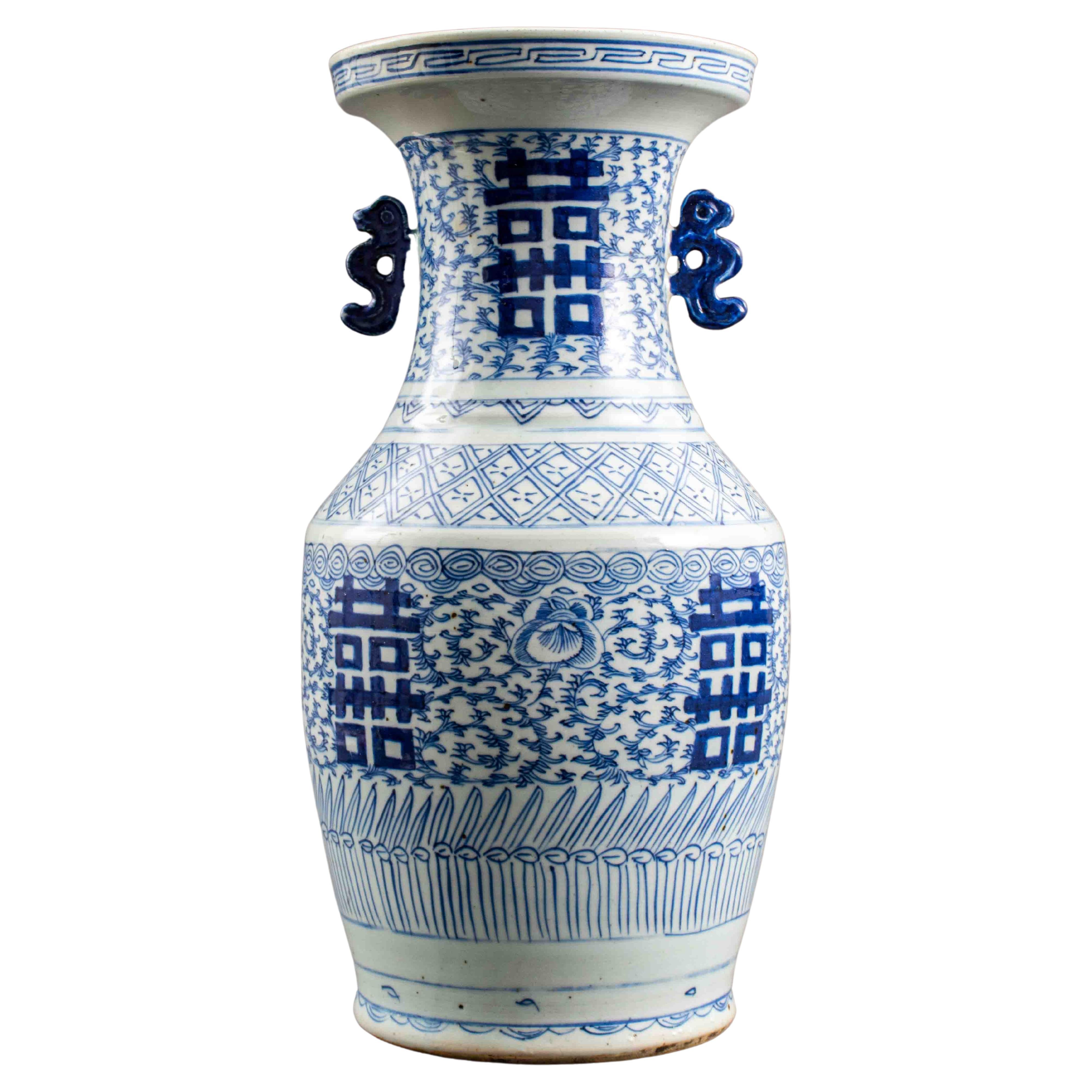 Chinesische Vase aus blauem und weißem Porzellan im Angebot