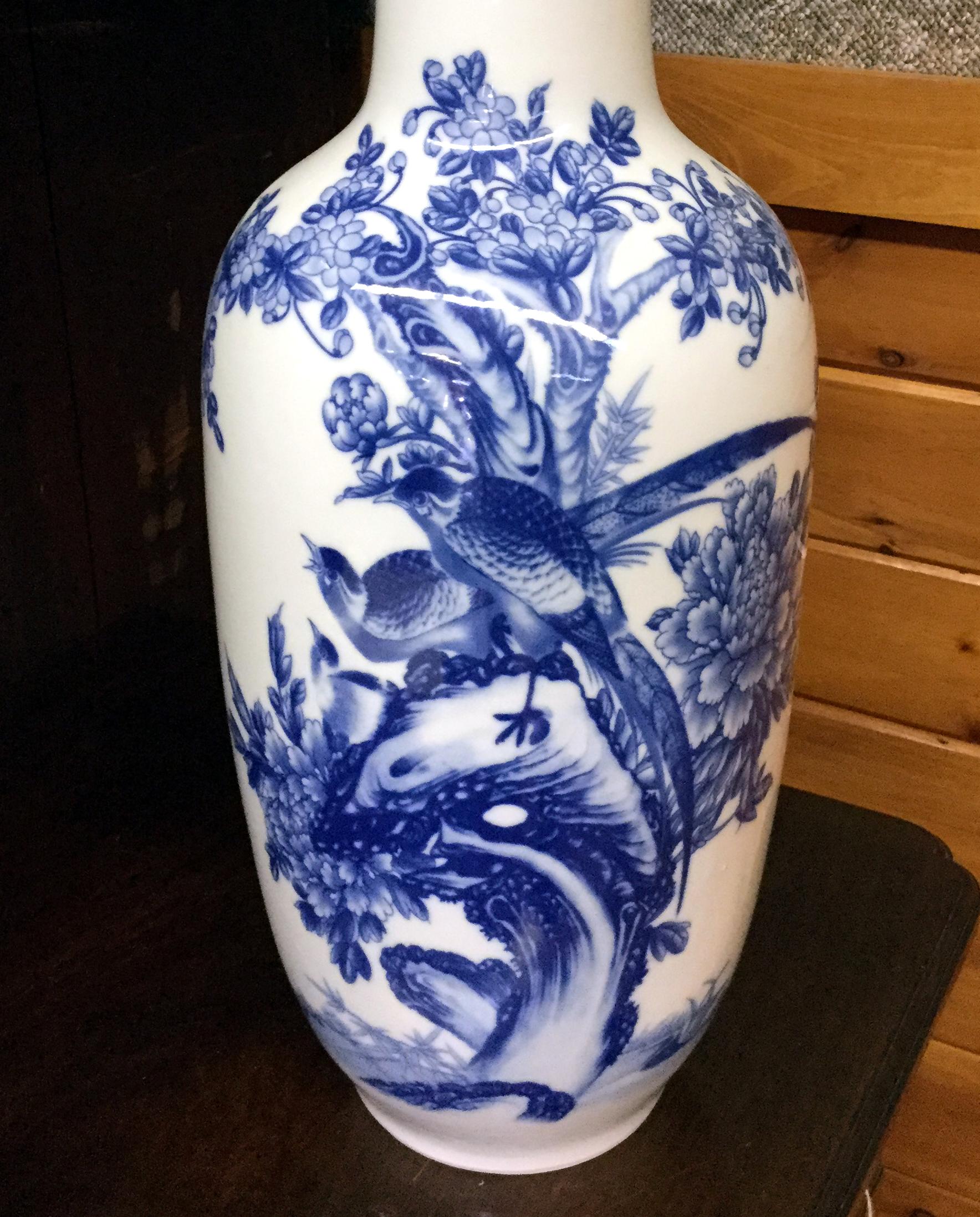 Chinesische chinesische blau-weiße Porzellanvase von Modern Official Kiln (Moderne) im Angebot