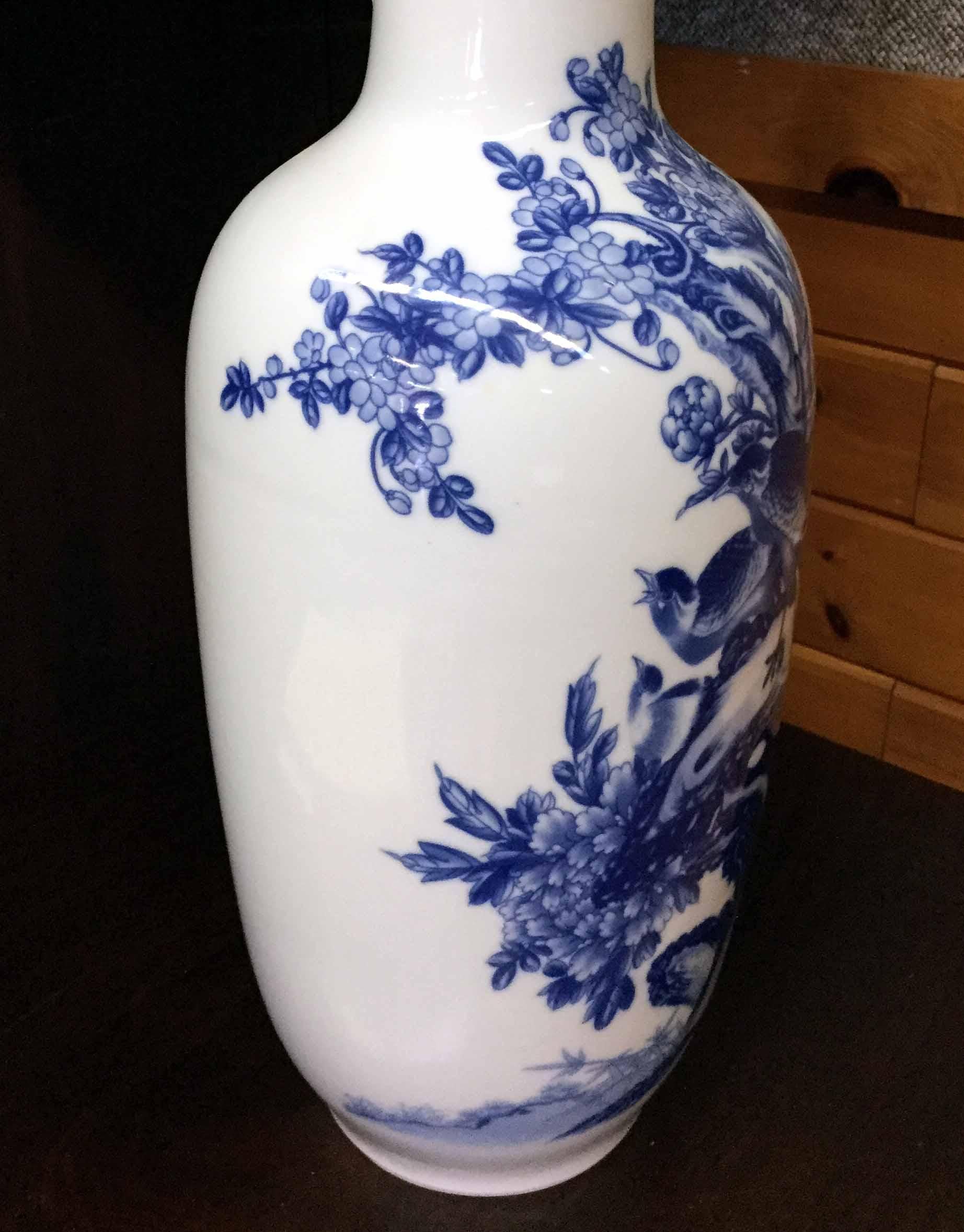 Chinesische chinesische blau-weiße Porzellanvase von Modern Official Kiln im Zustand „Gut“ im Angebot in Atlanta, GA