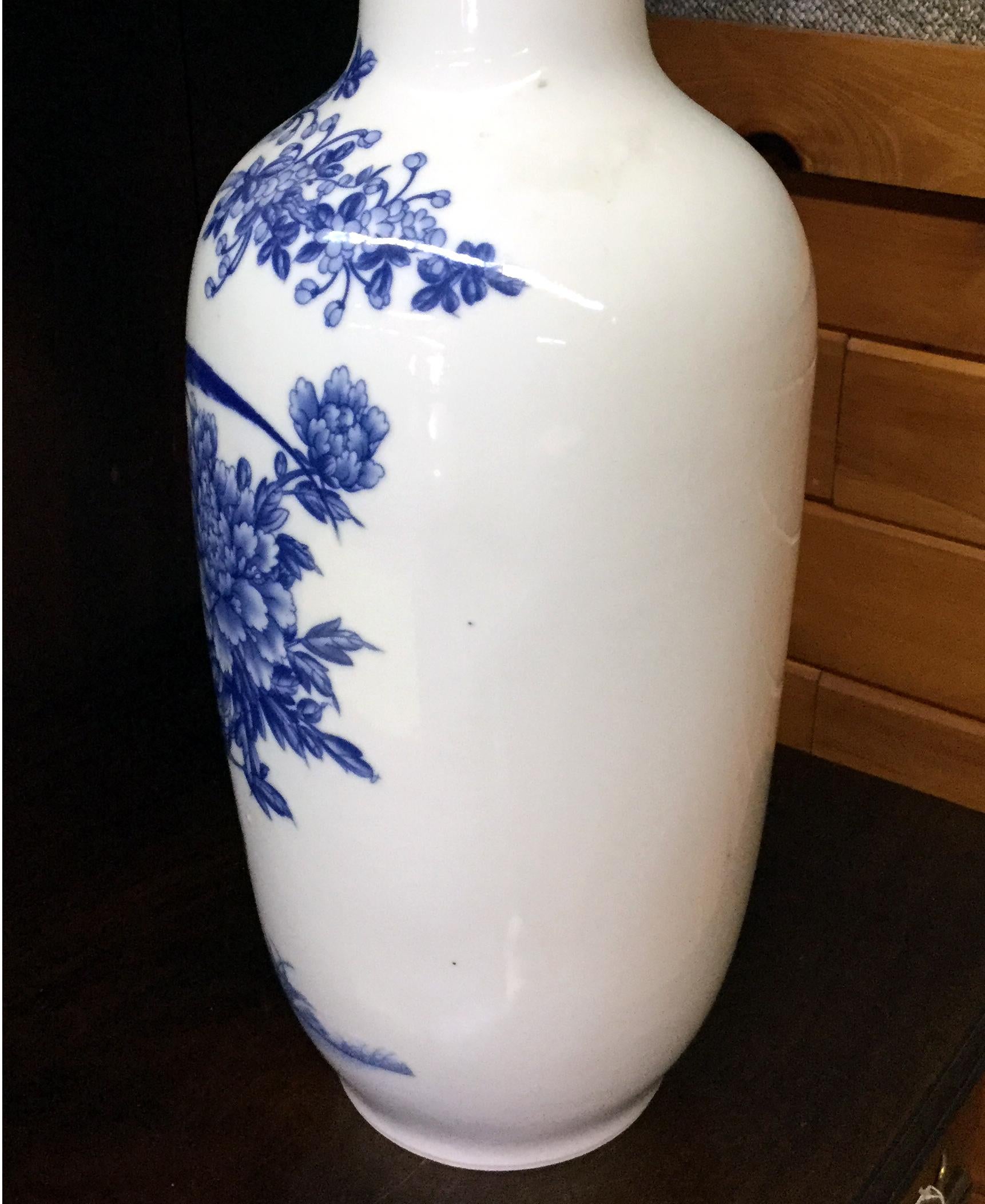 Chinese Blue and White Porcelain Vase from Modern Official Kiln In Good Condition For Sale In Atlanta, GA