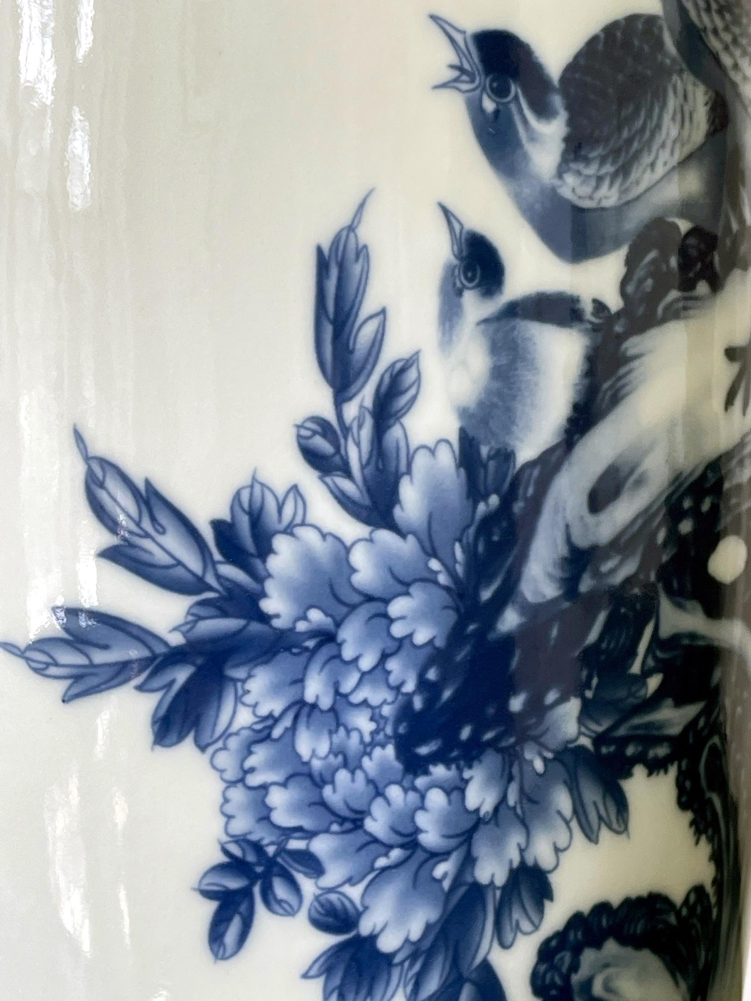 Chinesische chinesische blau-weiße Porzellanvase von Modern Official Kiln im Angebot 3