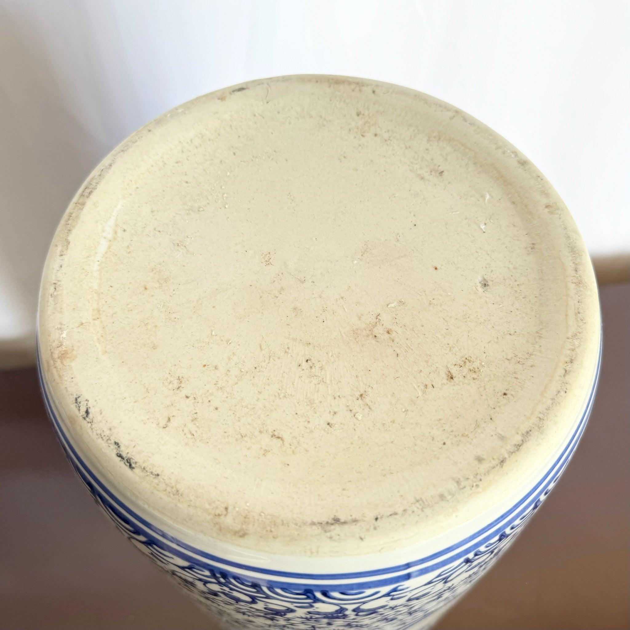 Portavaso/ombrello cinese in porcellana bianca e blu con motivi tradizionali dipinti a mano, che funge da elegante portaombrelli o da vaso decorativo da terra.
 
 Vendiamo gli articoli così come sono stati acquistati, senza alcun restauro o
