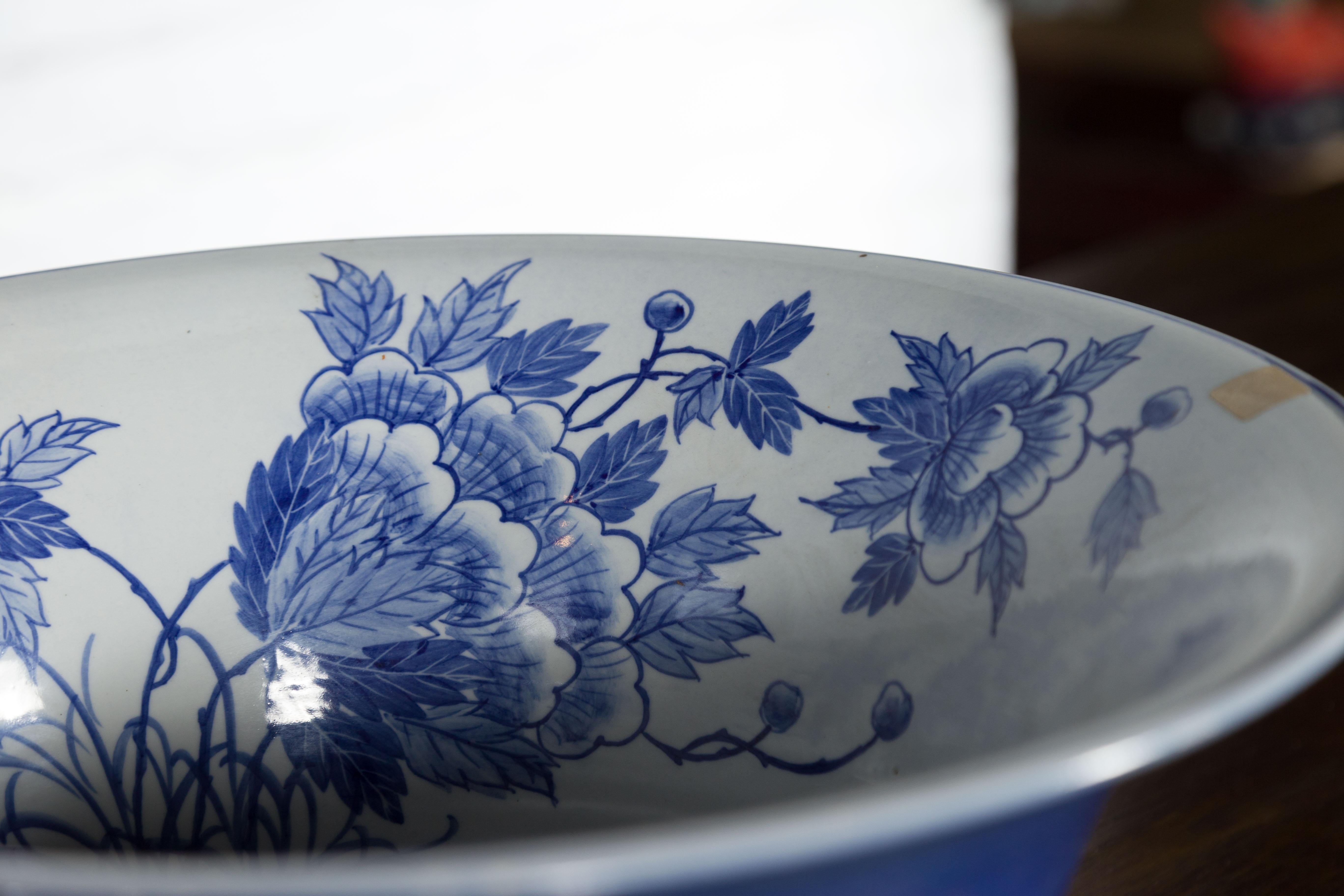 Chinese Blue and White Porcelain Wash Basin with Floral Motifs and Cobalt Blue For Sale 5