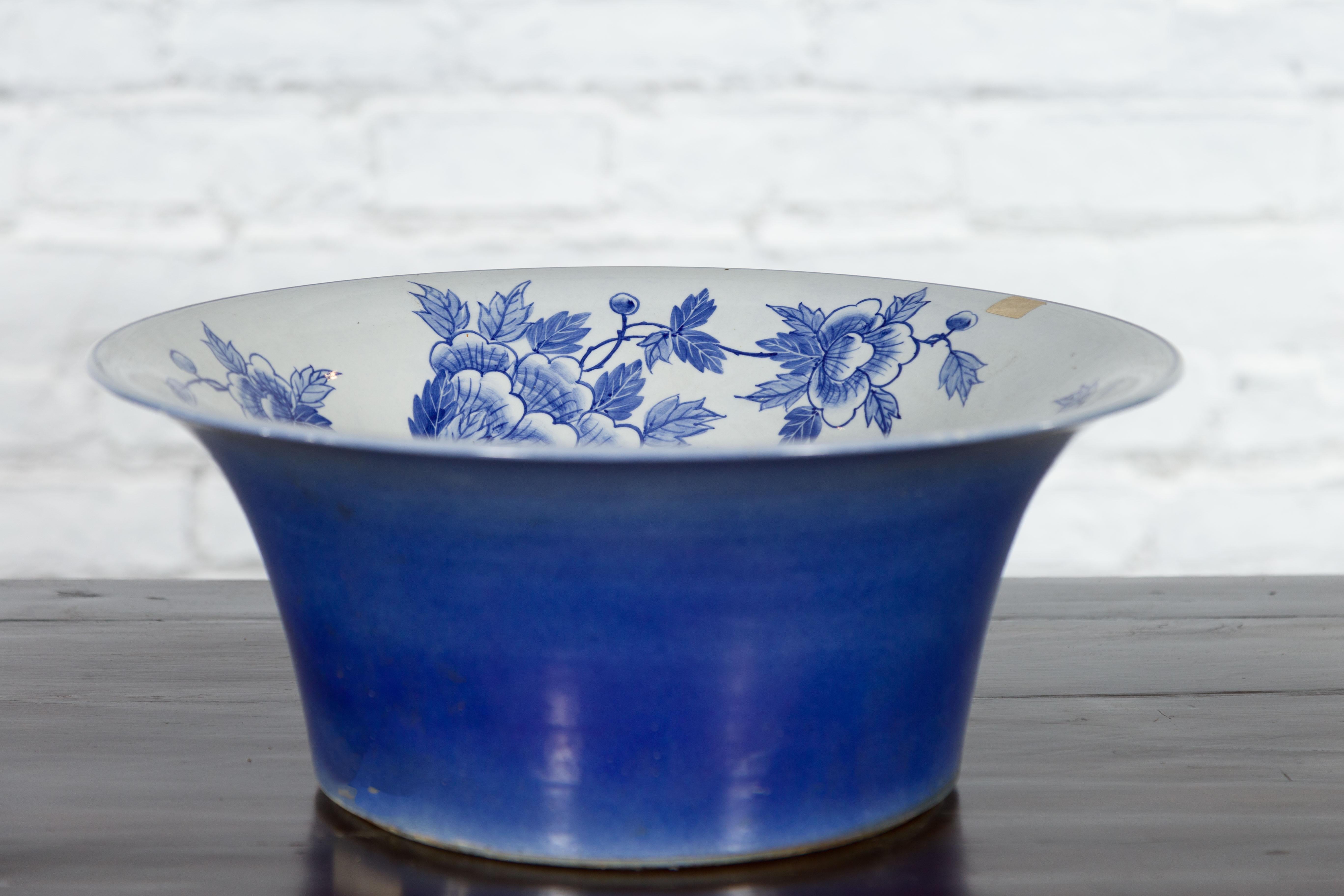 Chinese Blue and White Porcelain Wash Basin with Floral Motifs and Cobalt Blue For Sale 6