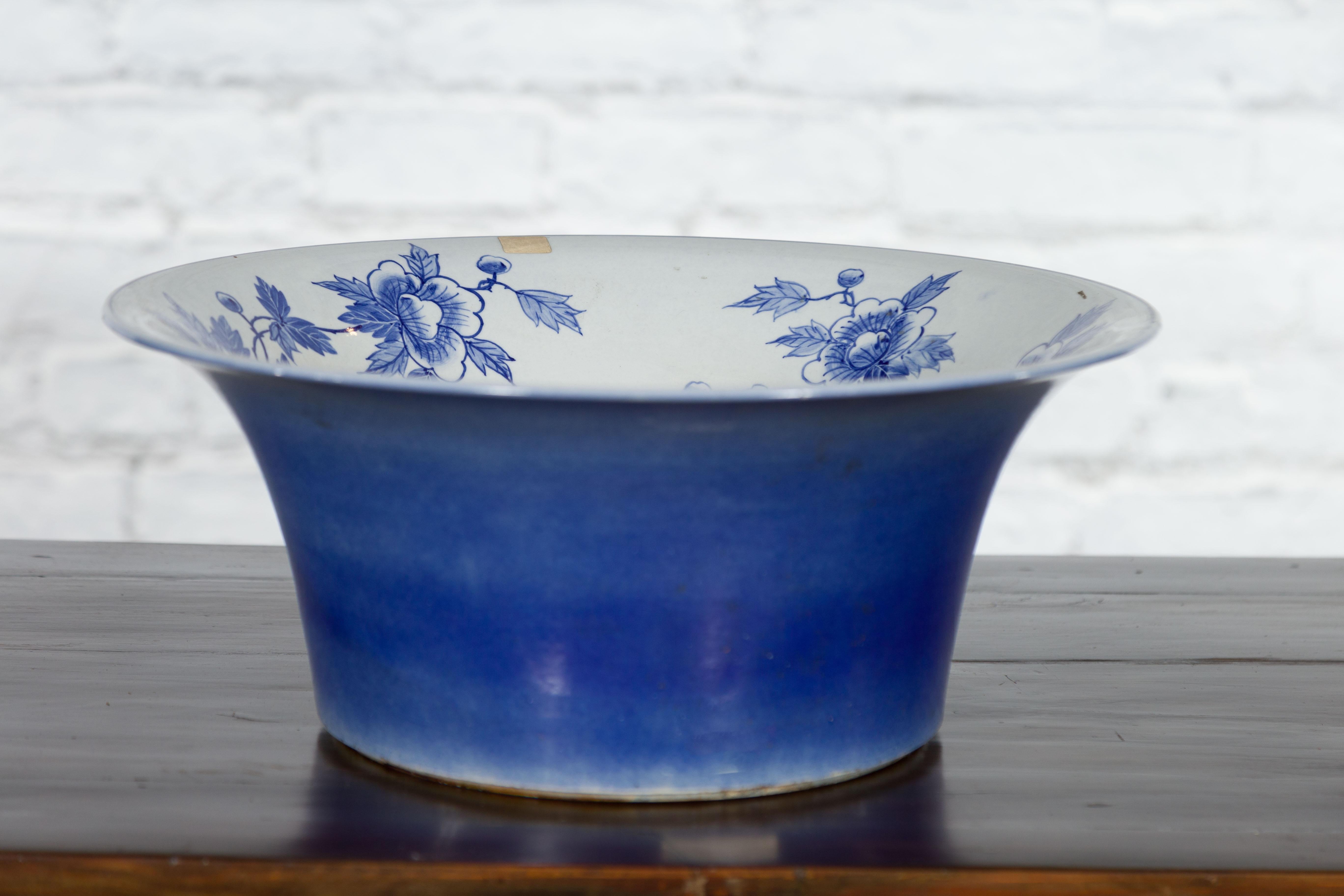 Chinese Blue and White Porcelain Wash Basin with Floral Motifs and Cobalt Blue For Sale 7