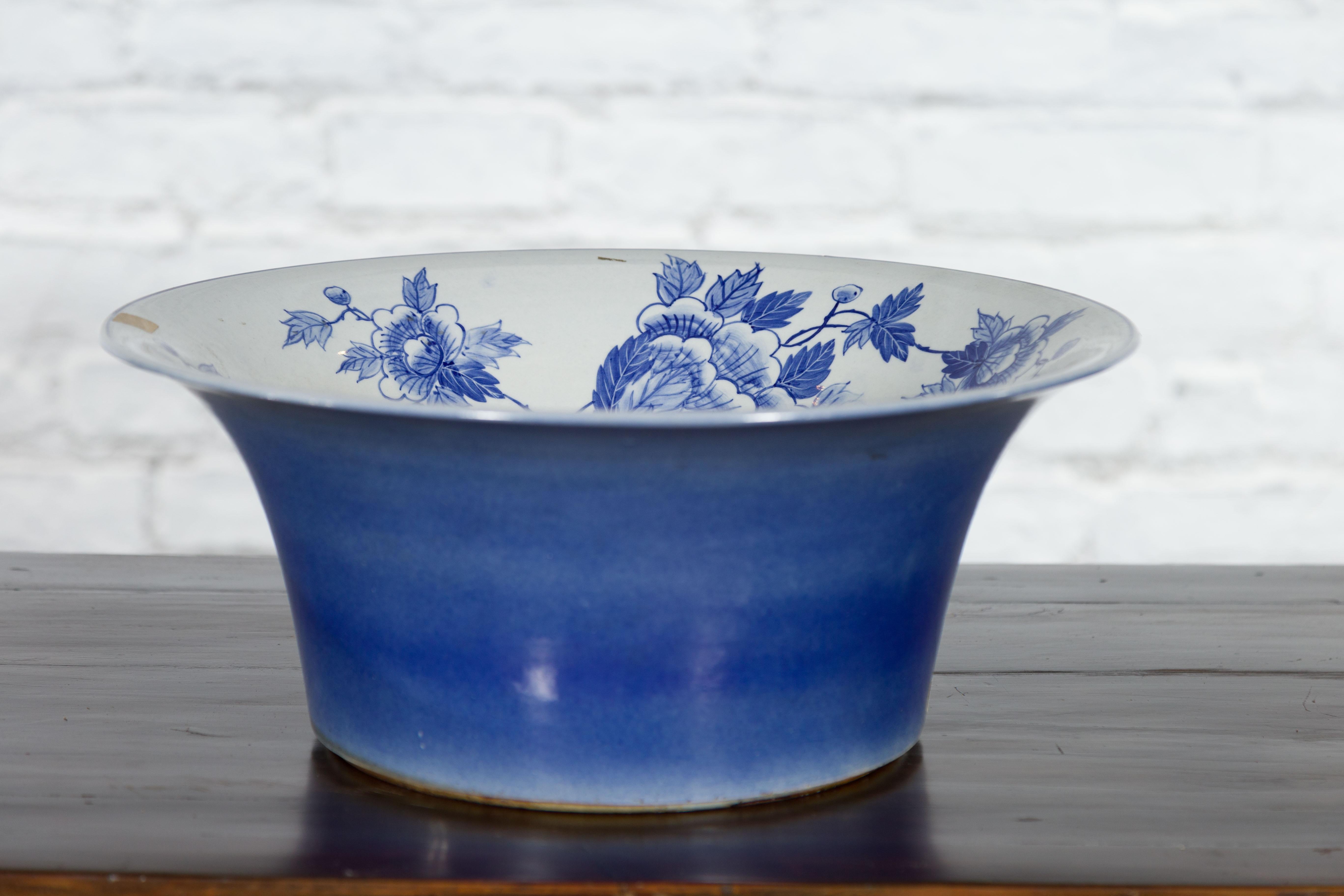 Chinese Blue and White Porcelain Wash Basin with Floral Motifs and Cobalt Blue For Sale 8