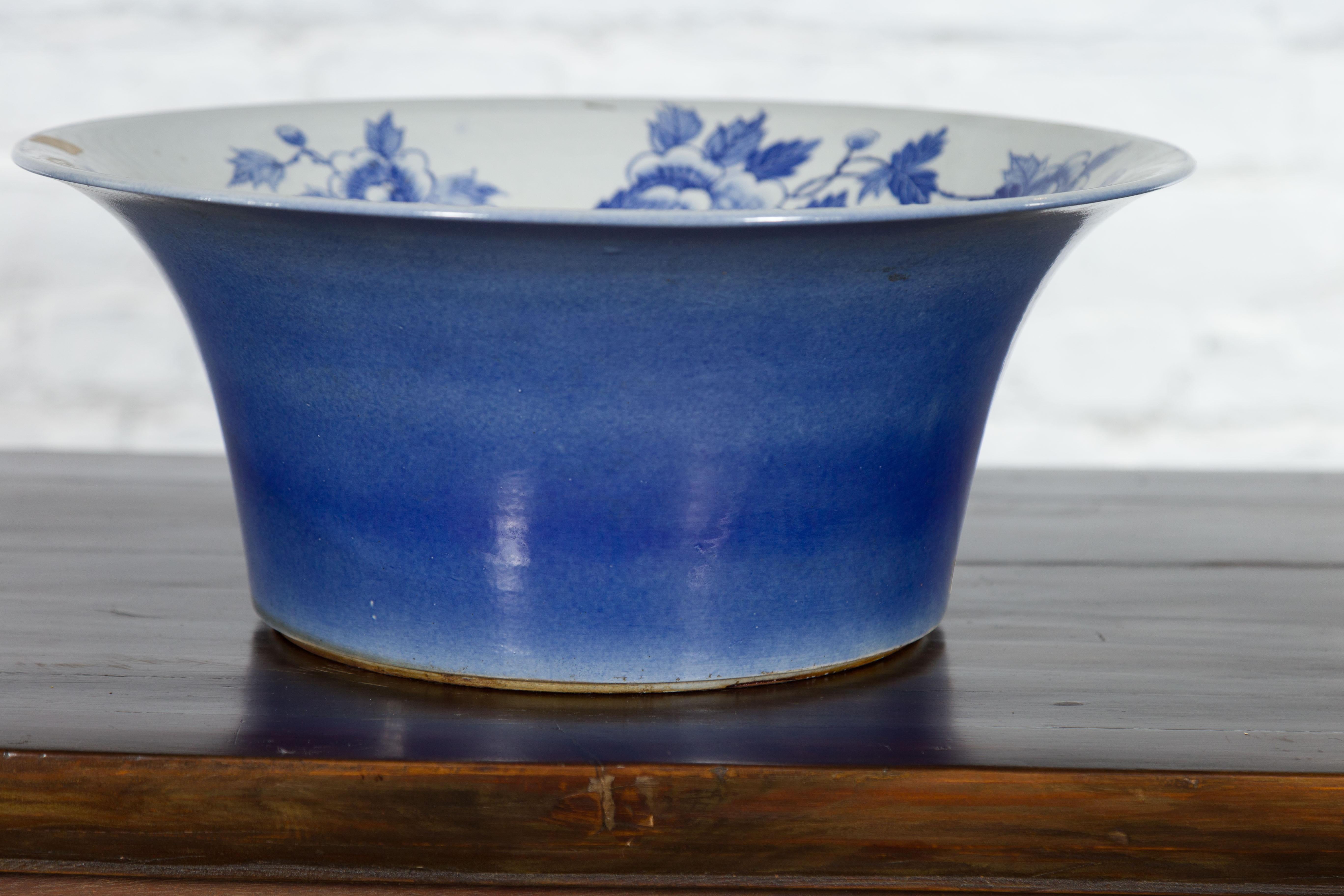 Chinese Blue and White Porcelain Wash Basin with Floral Motifs and Cobalt Blue For Sale 9