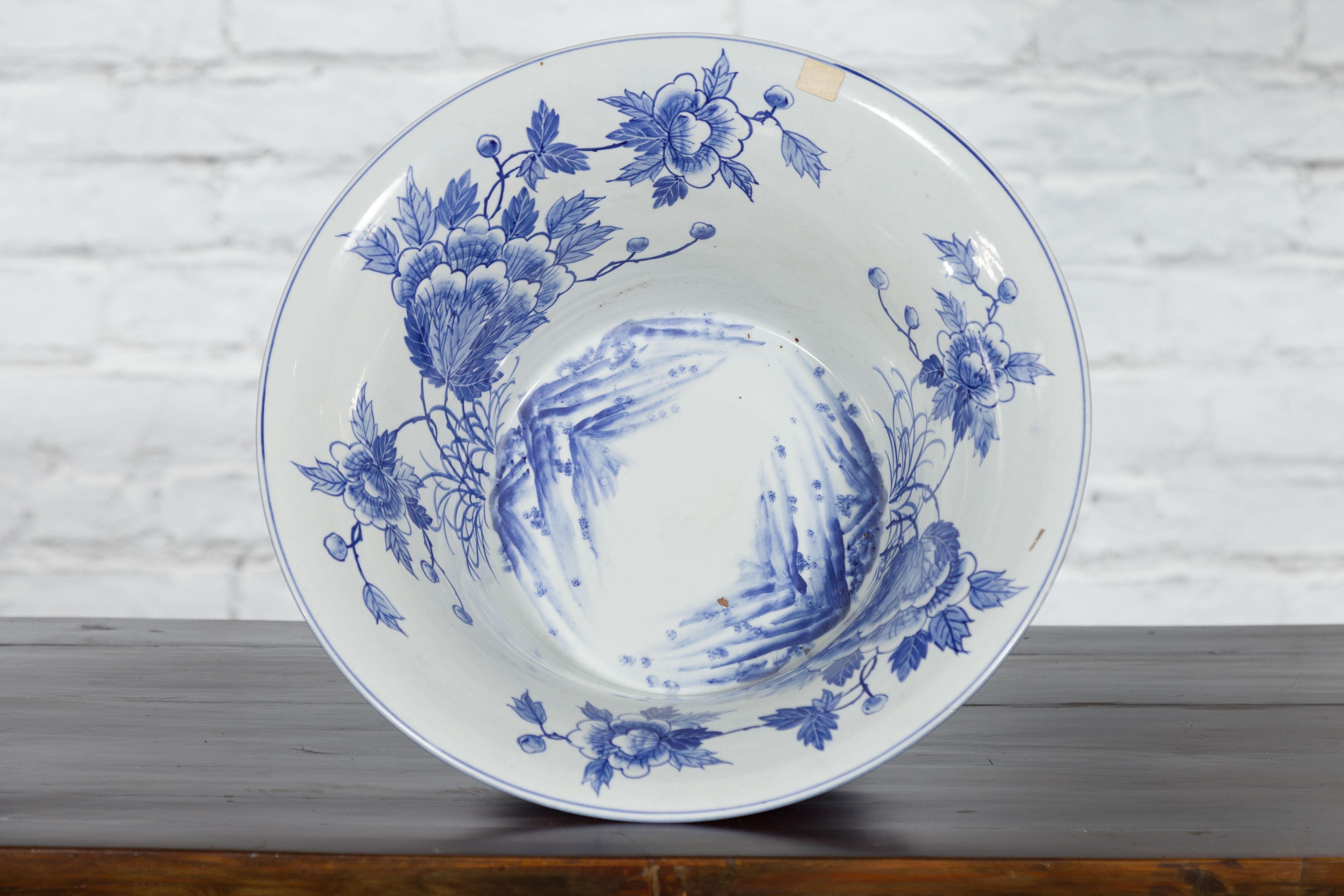 Chinese Blue and White Porcelain Wash Basin with Floral Motifs and Cobalt Blue For Sale 10