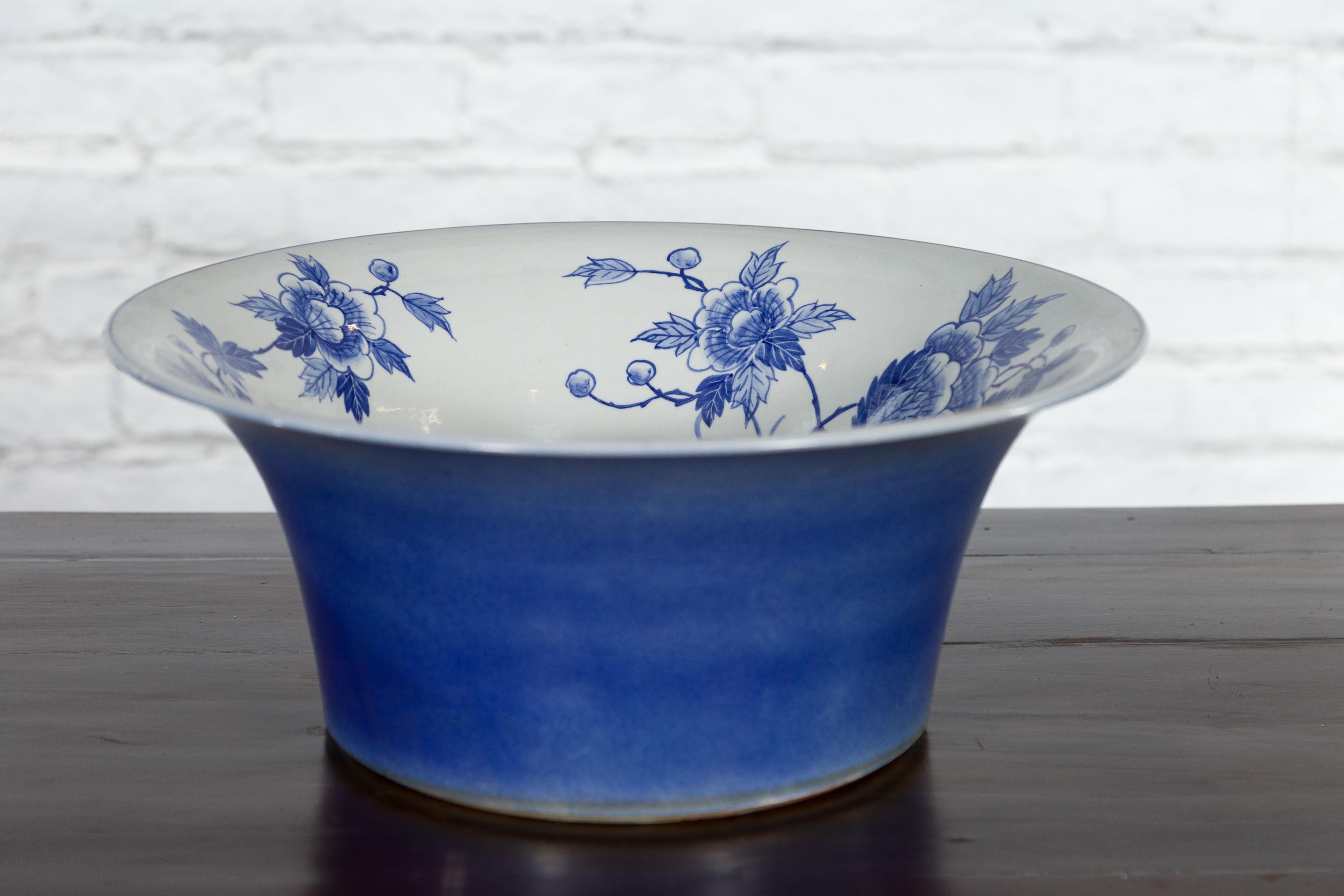 Hand-Painted Chinese Blue and White Porcelain Wash Basin with Floral Motifs and Cobalt Blue For Sale