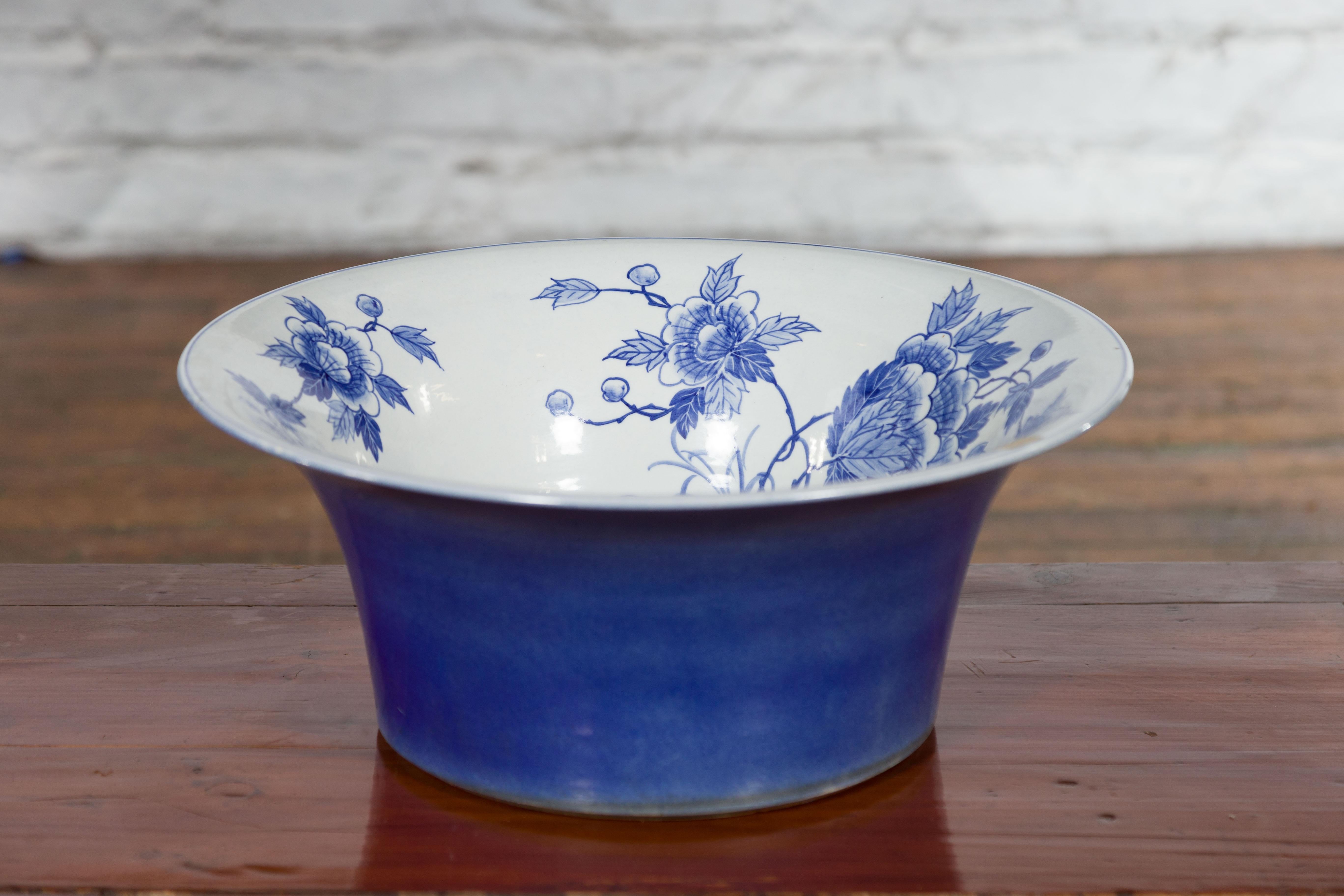 Chinese Blue and White Porcelain Wash Basin with Floral Motifs and Cobalt Blue In Good Condition For Sale In Yonkers, NY