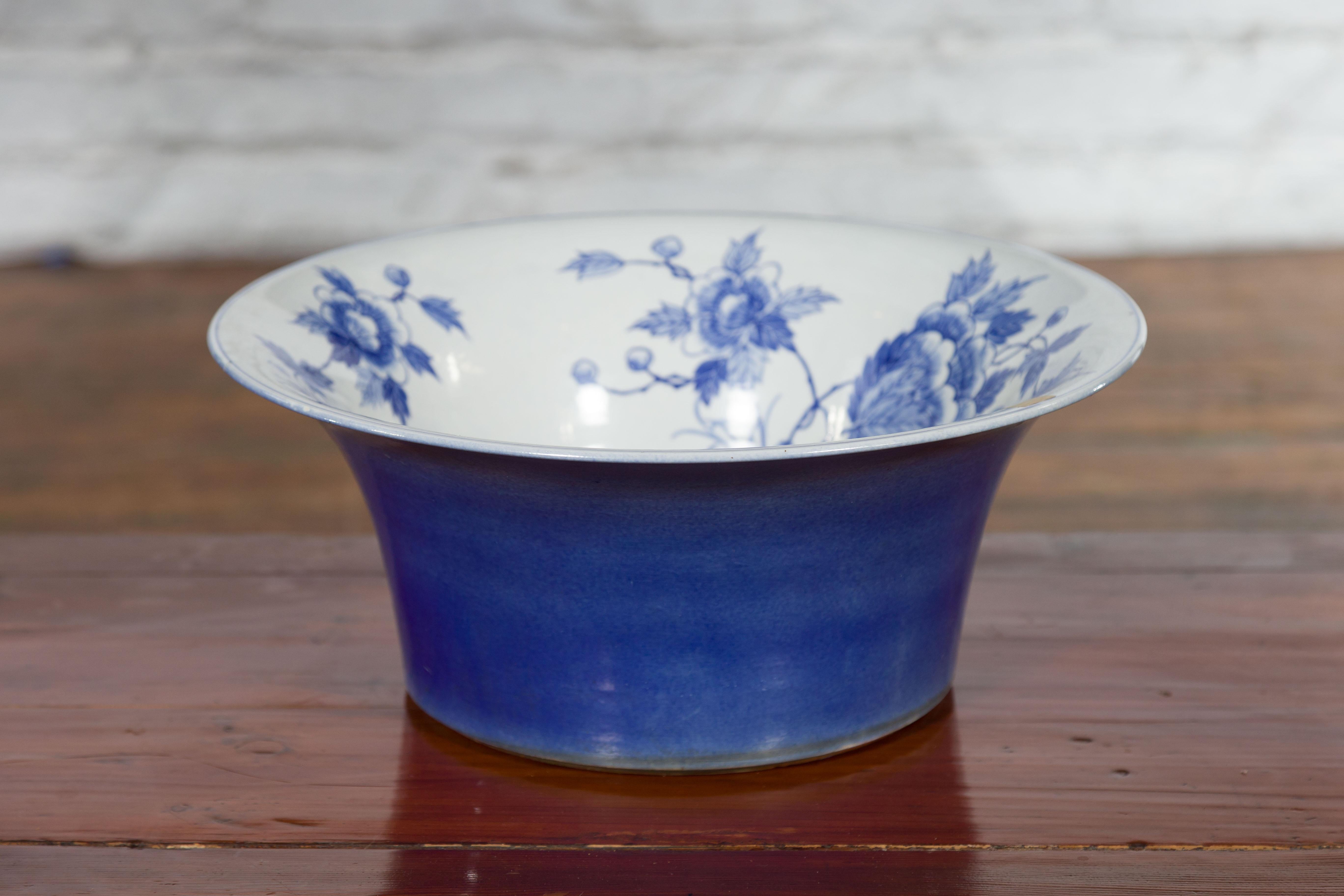 20th Century Chinese Blue and White Porcelain Wash Basin with Floral Motifs and Cobalt Blue For Sale