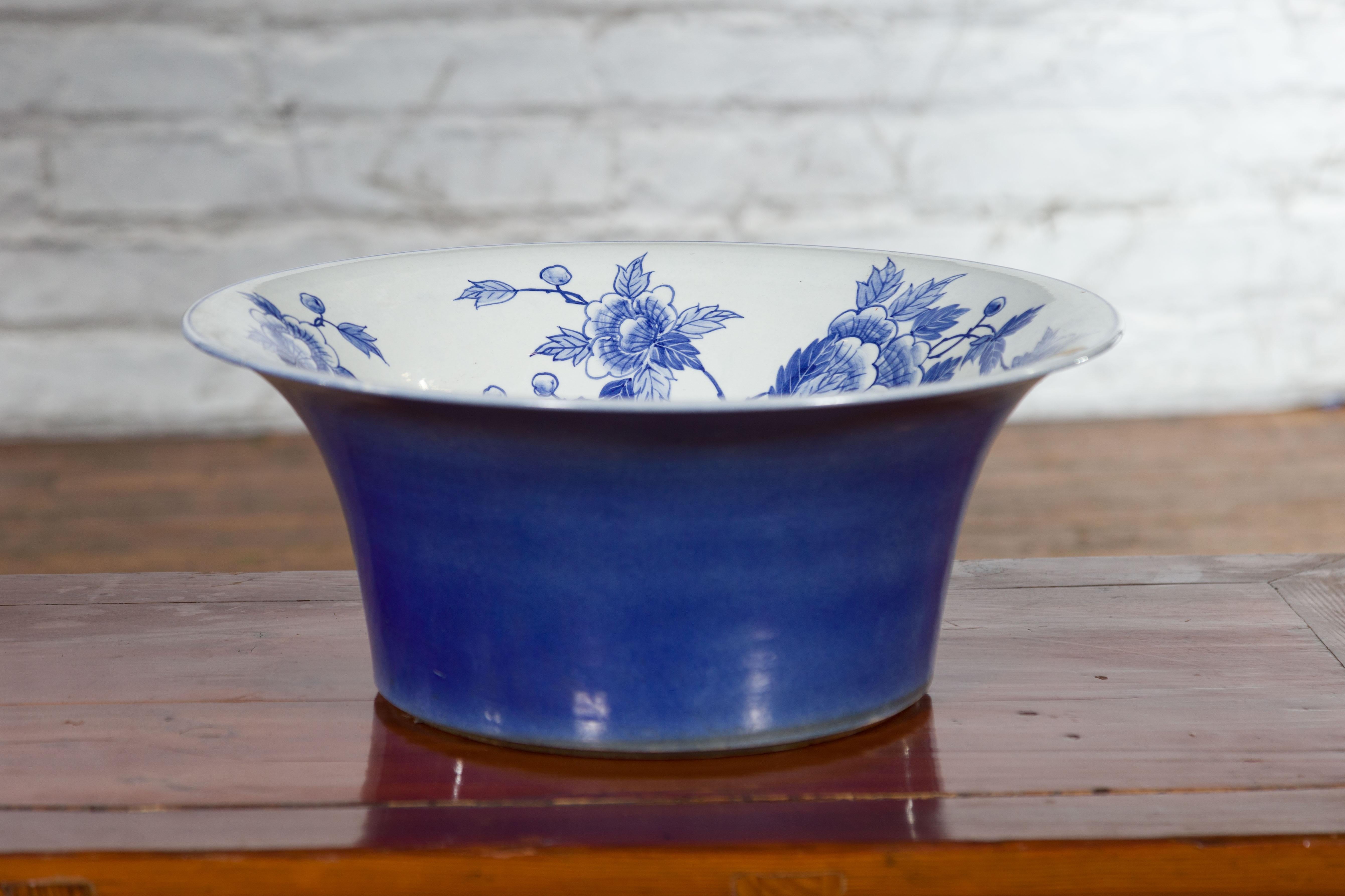 Chinese Blue and White Porcelain Wash Basin with Floral Motifs and Cobalt Blue For Sale 1
