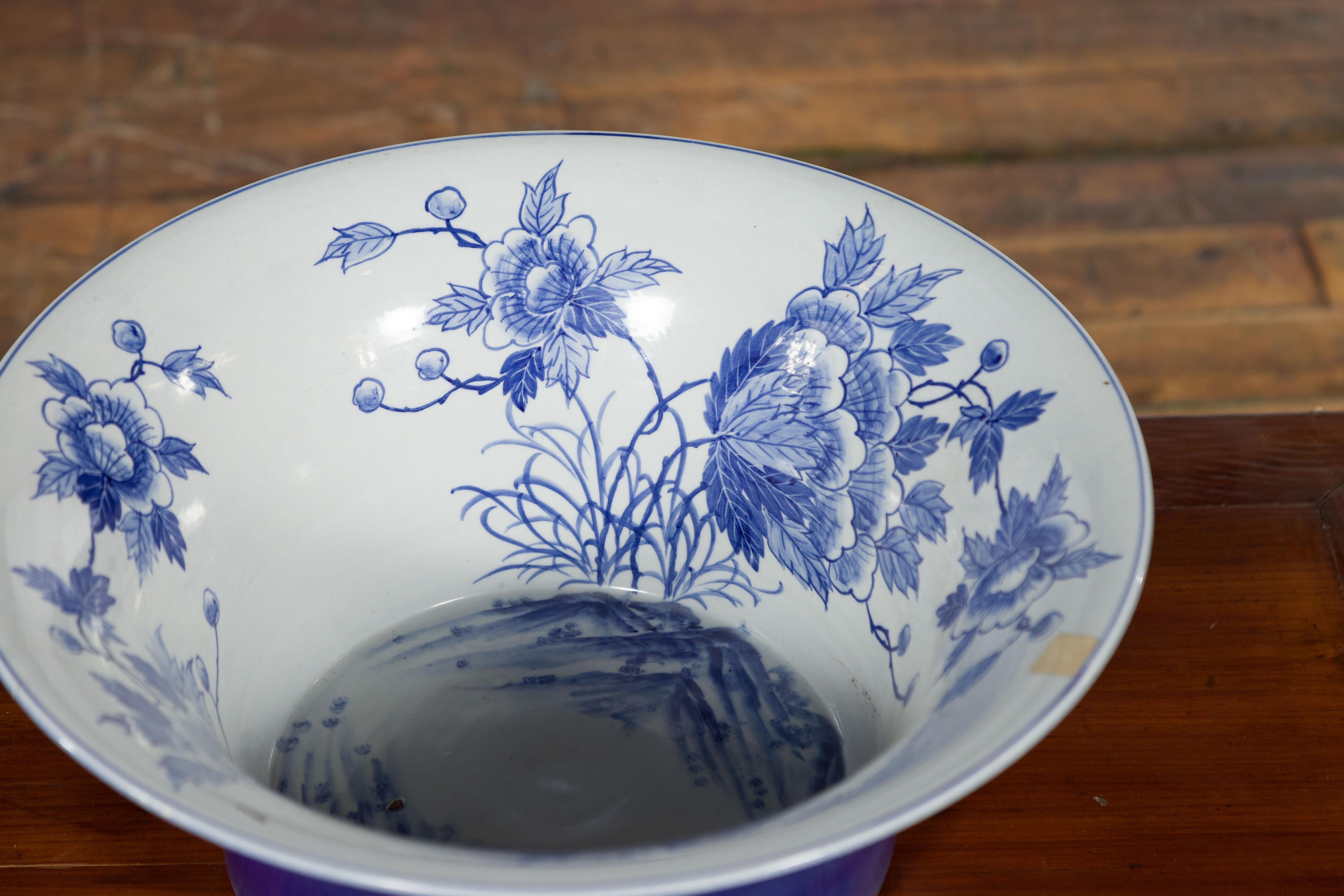 Chinese Blue and White Porcelain Wash Basin with Floral Motifs and Cobalt Blue For Sale 2