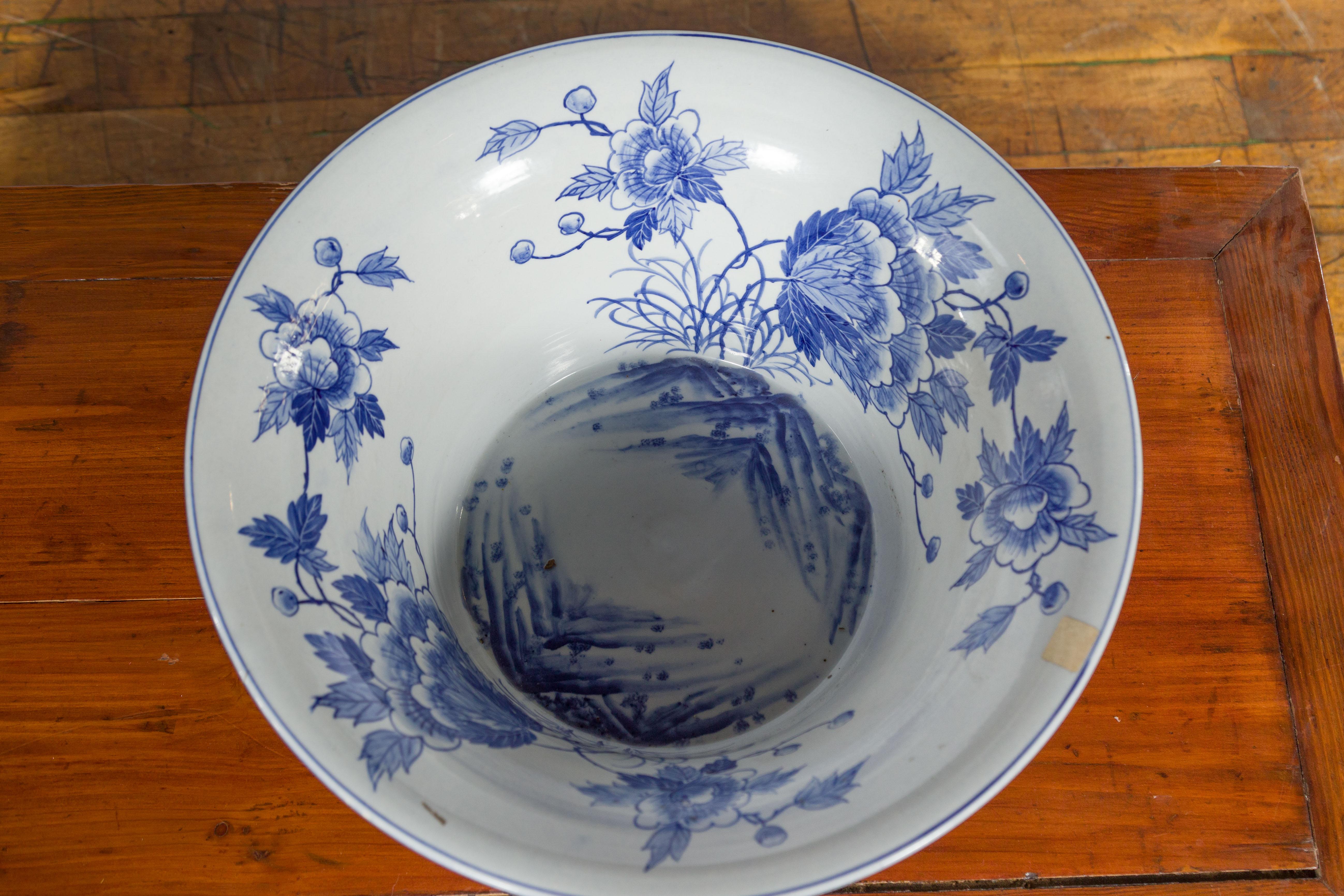 Chinese Blue and White Porcelain Wash Basin with Floral Motifs and Cobalt Blue For Sale 3